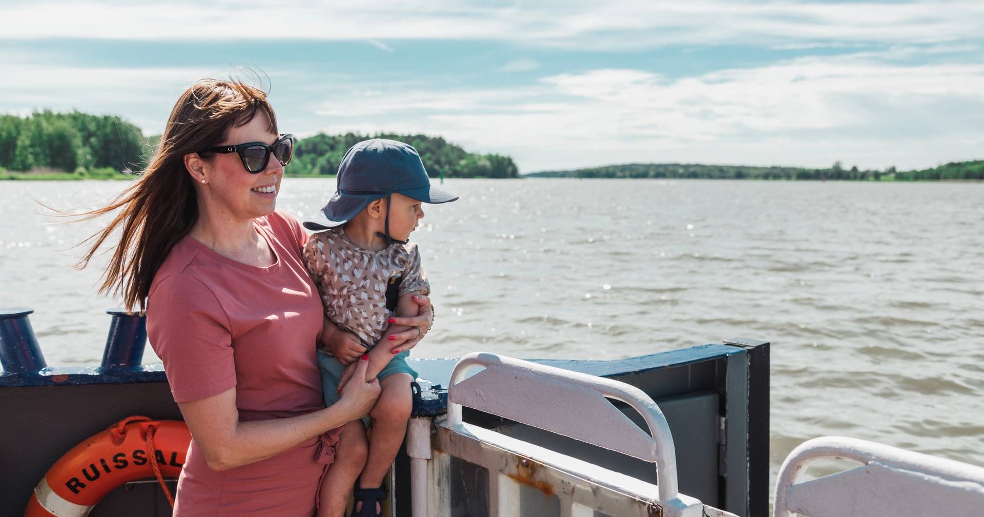 A mother and child on a water bus going to Ruissalo.