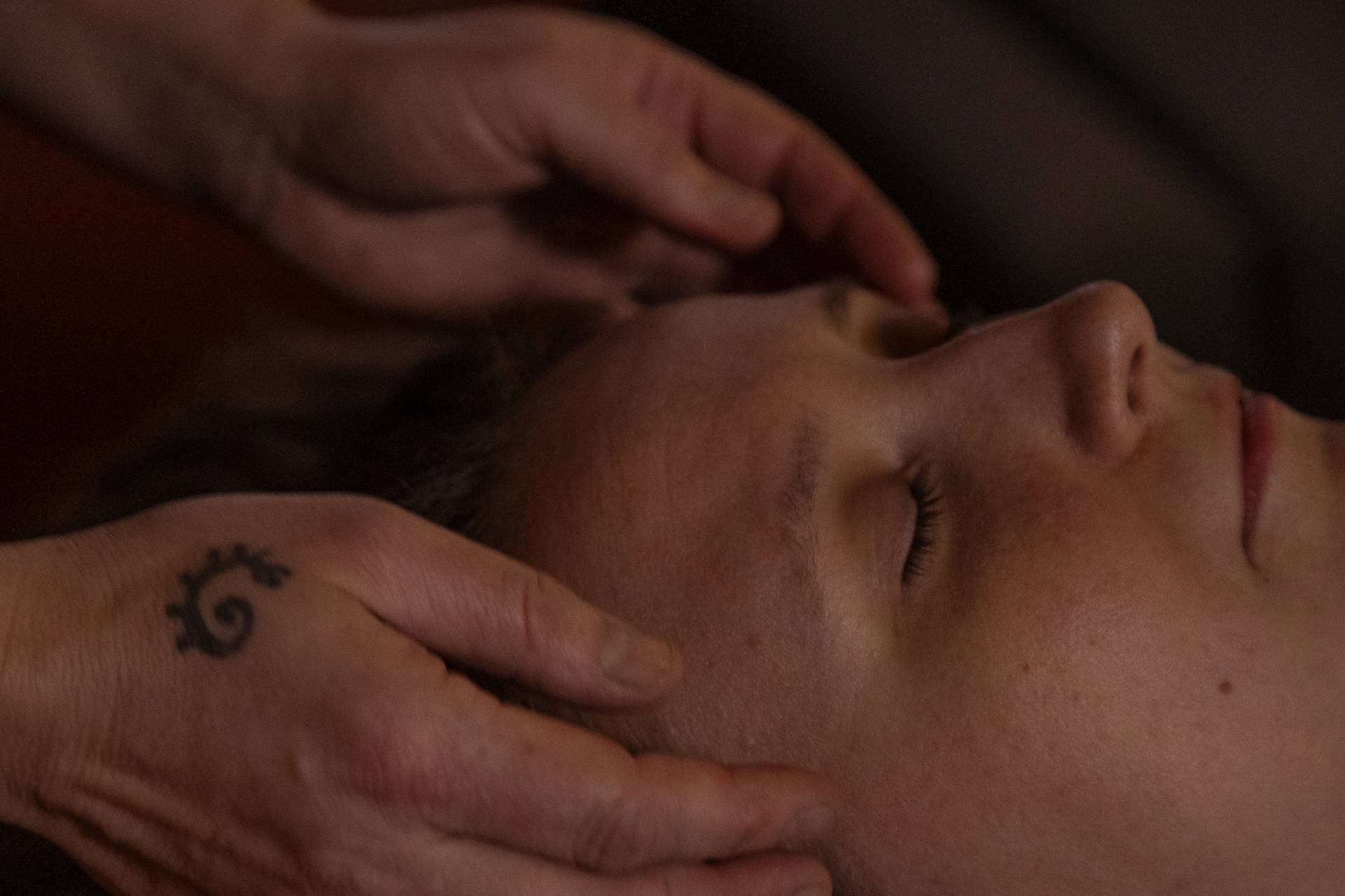 A person being massaged by Hanna
