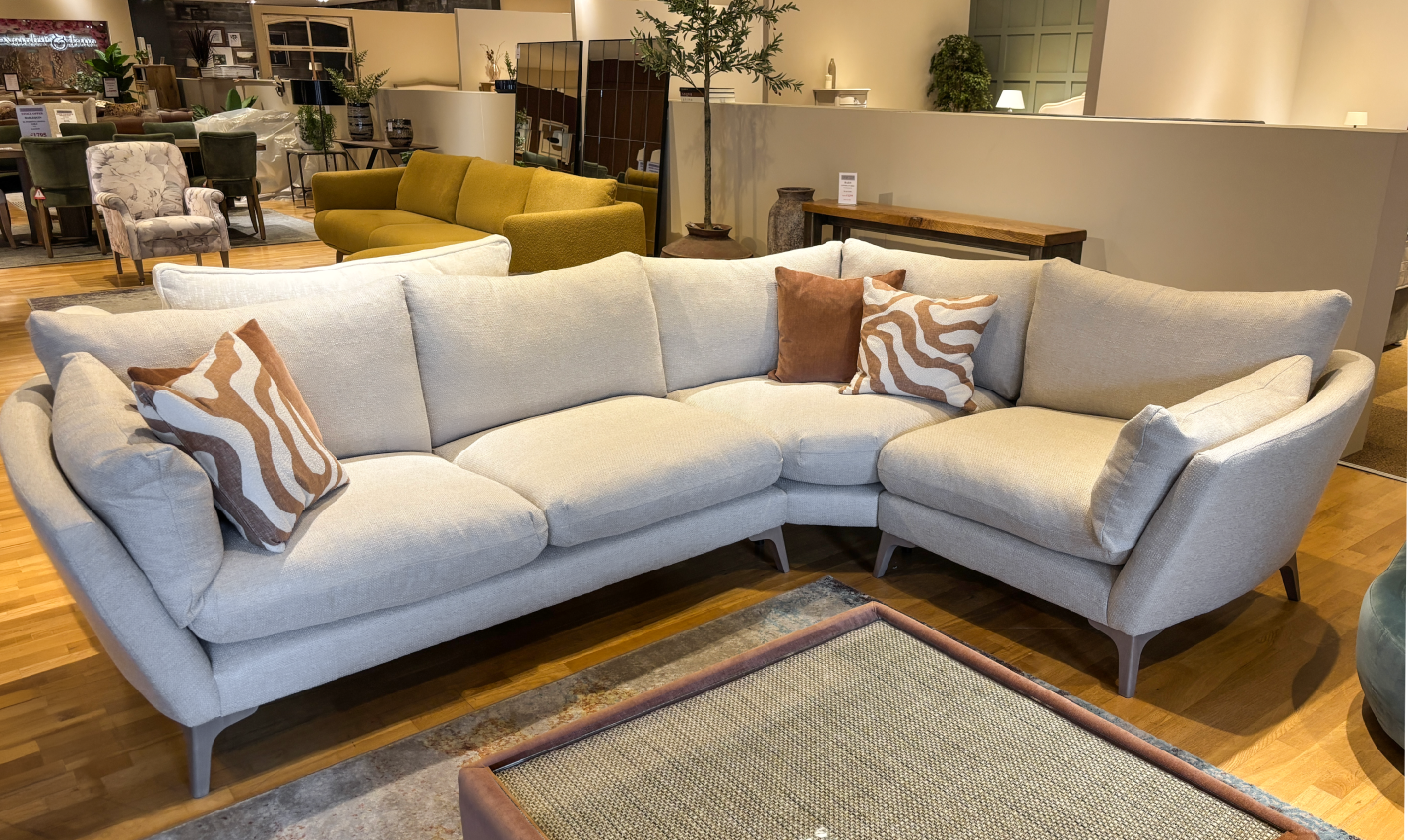 Whitemeadow – Elton Corner Sofa, Cuddler, & Coffee Table