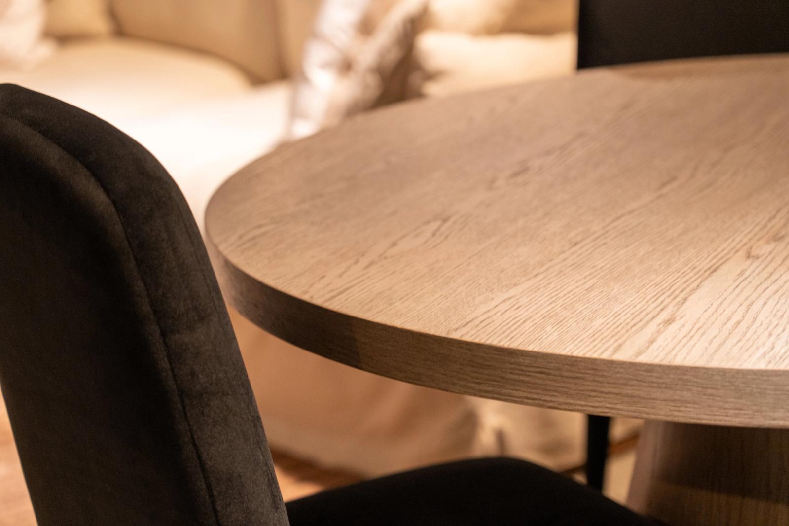 Hooker round dining table and 4 chairs, table edge