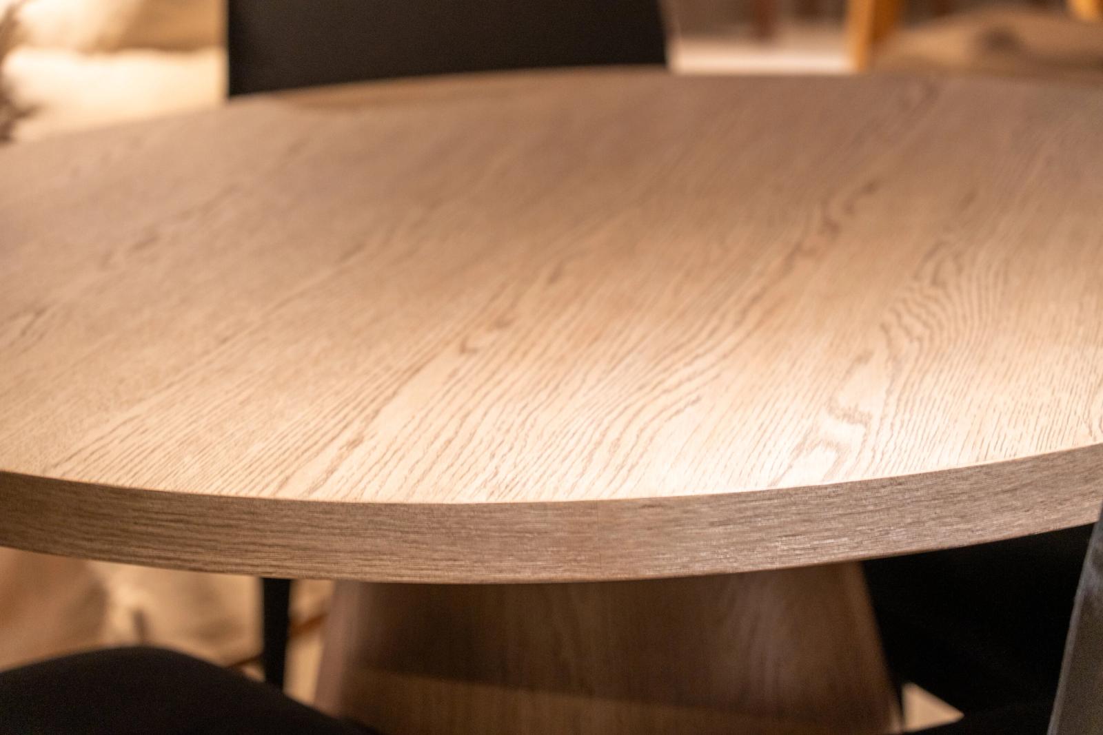 Hooker round dining table and 4 chairs, table top