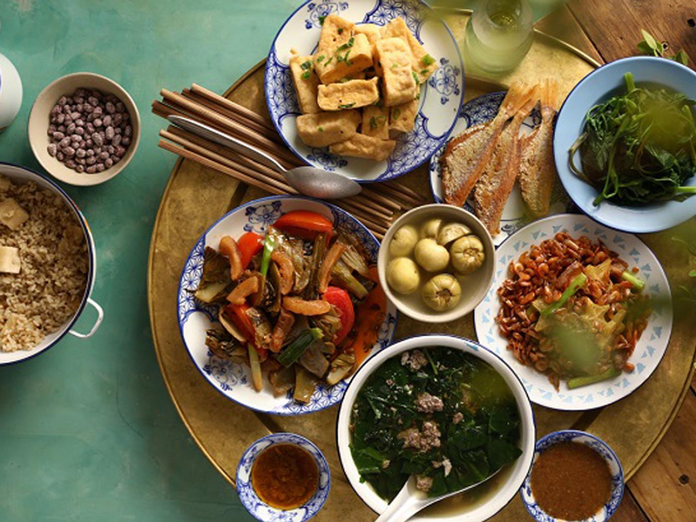The traditional Vietnamese family dining