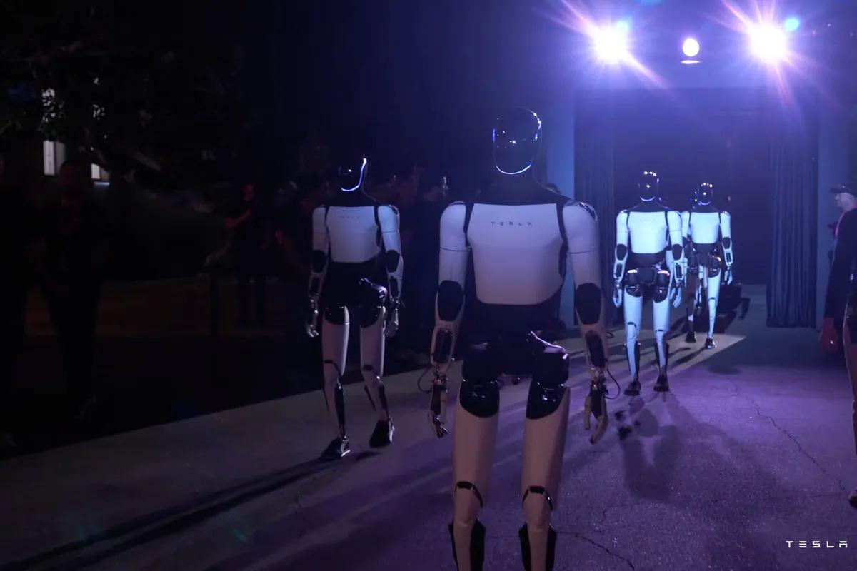 Cover Image for تسلا تكشف عن مستقبل النقل الذاتي والروبوتات: ابتكارات ثورية في مؤتمر "وي روبوت"