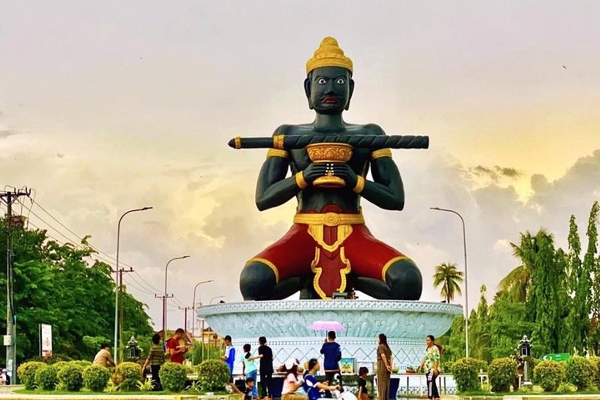 Ta Dambang Kranhoung statue, the symbol of Battambang province