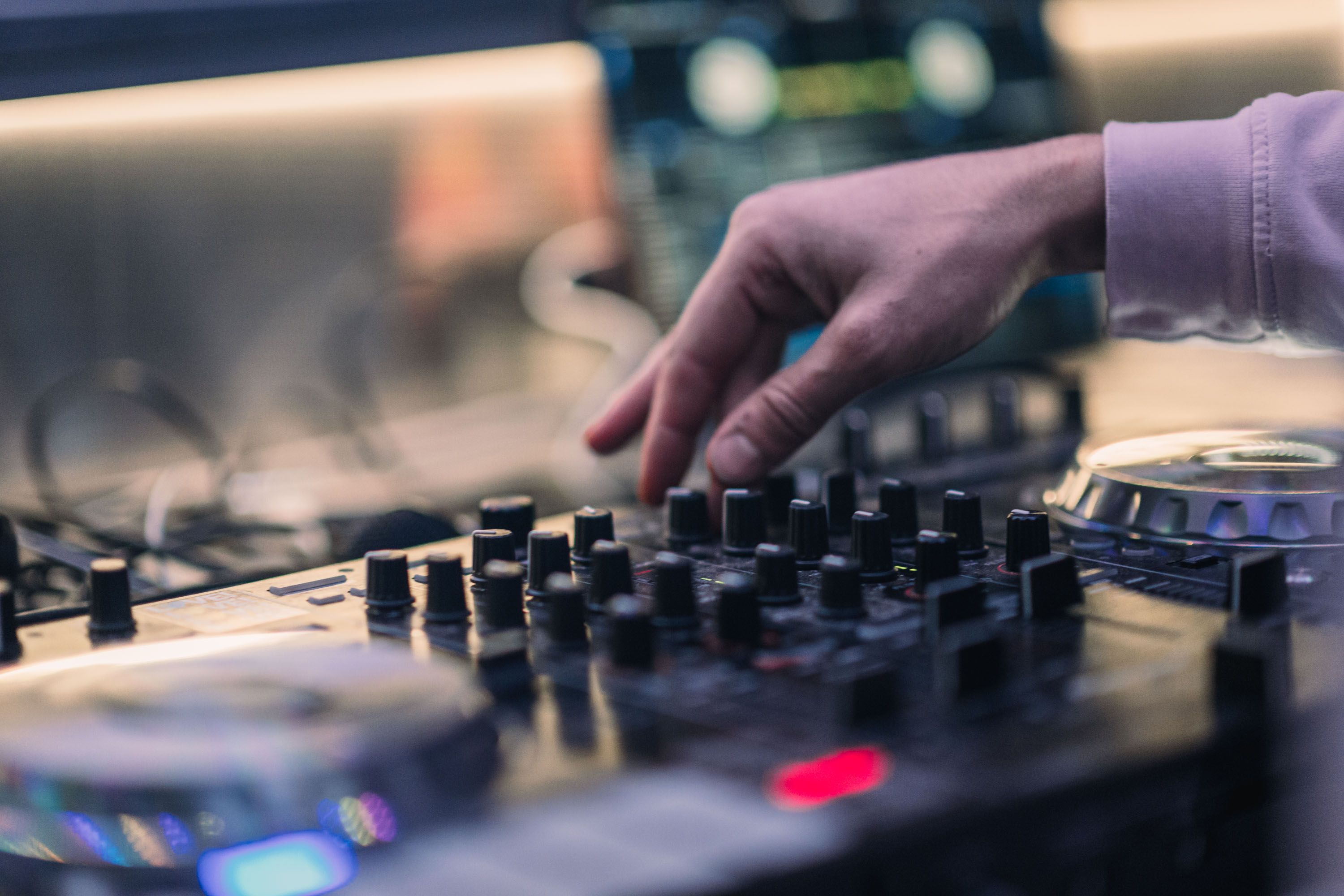 DJ 