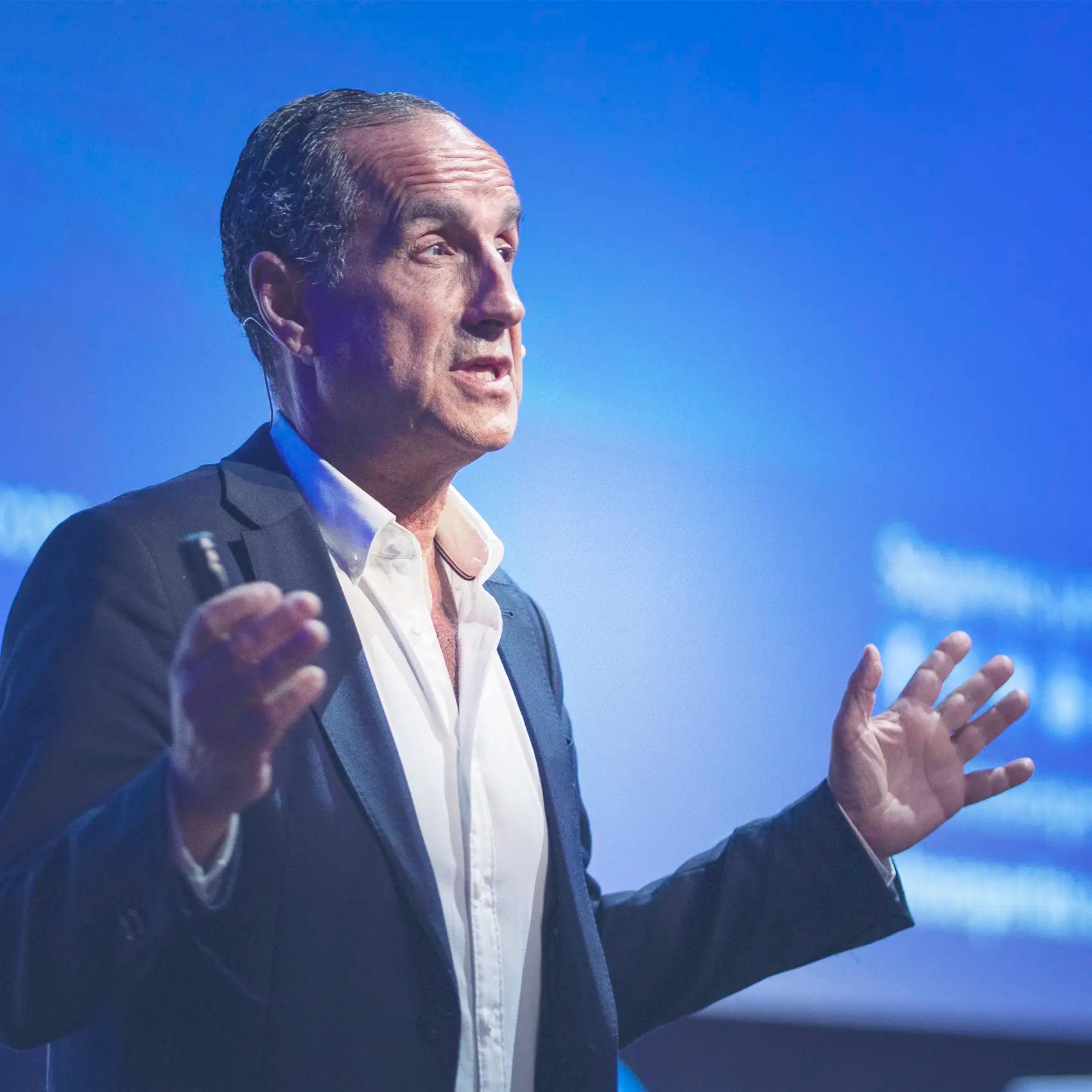 Luis Gallindo dando una ponencia | Mentes Expertas Consulting