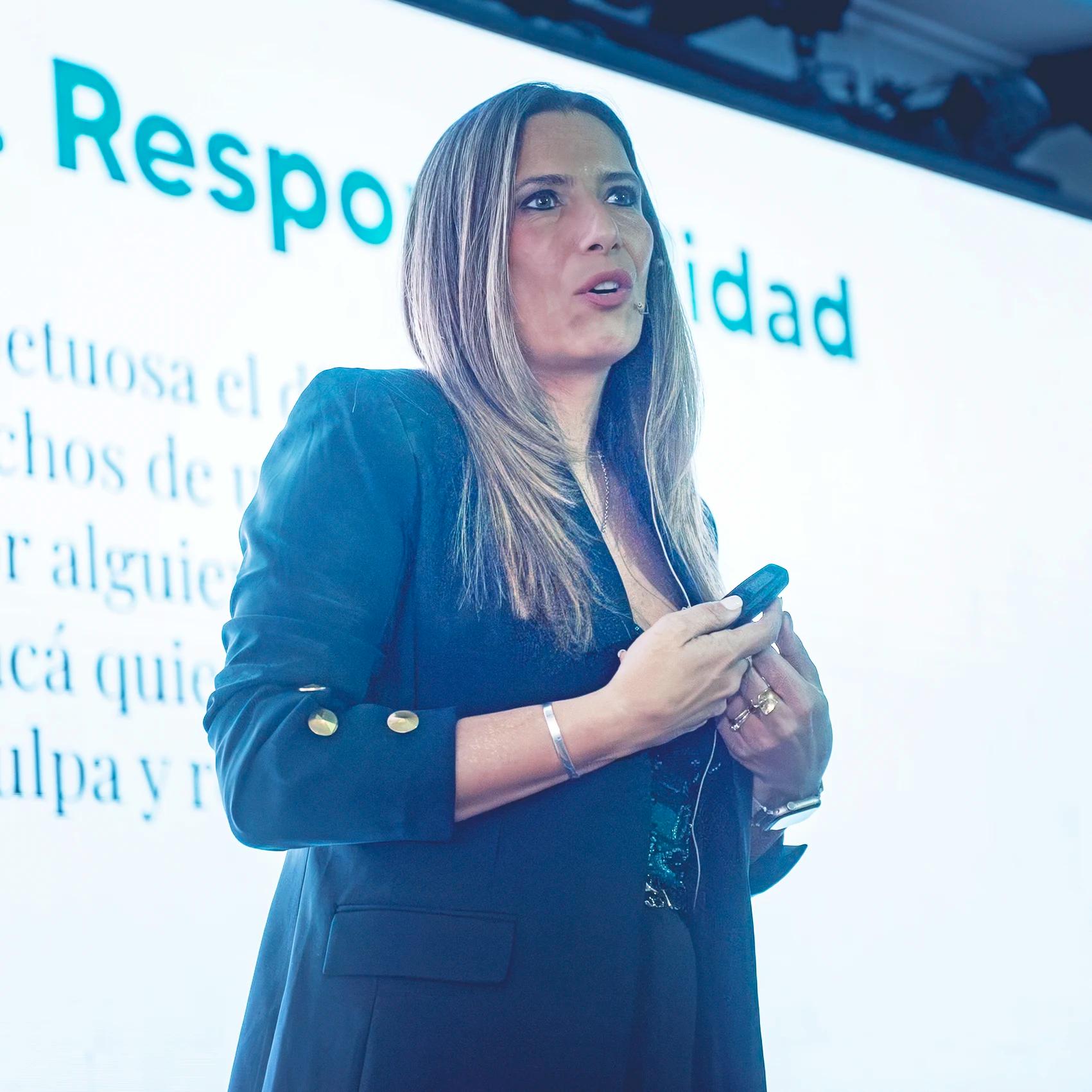 Gisela impartiendo una conferencia