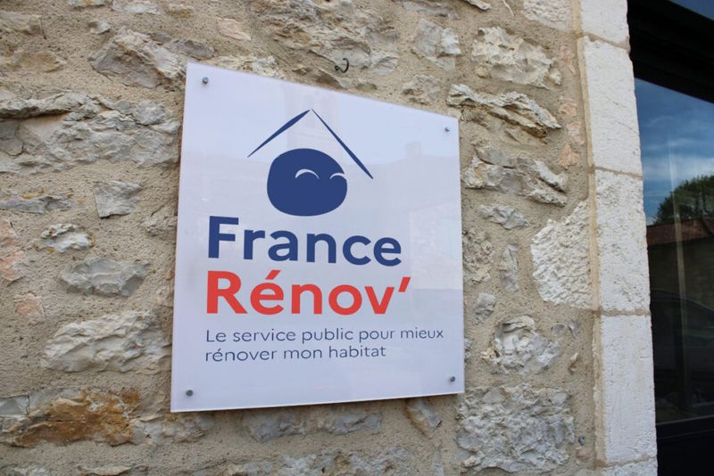 Bandeau d'information France Rénov' affiché en bas d'un support publicitaire de rénovation énergétique