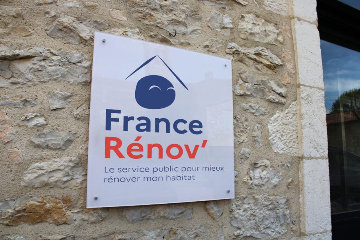 Bandeau d'information France Rénov' affiché en bas d'un support publicitaire de rénovation énergétique