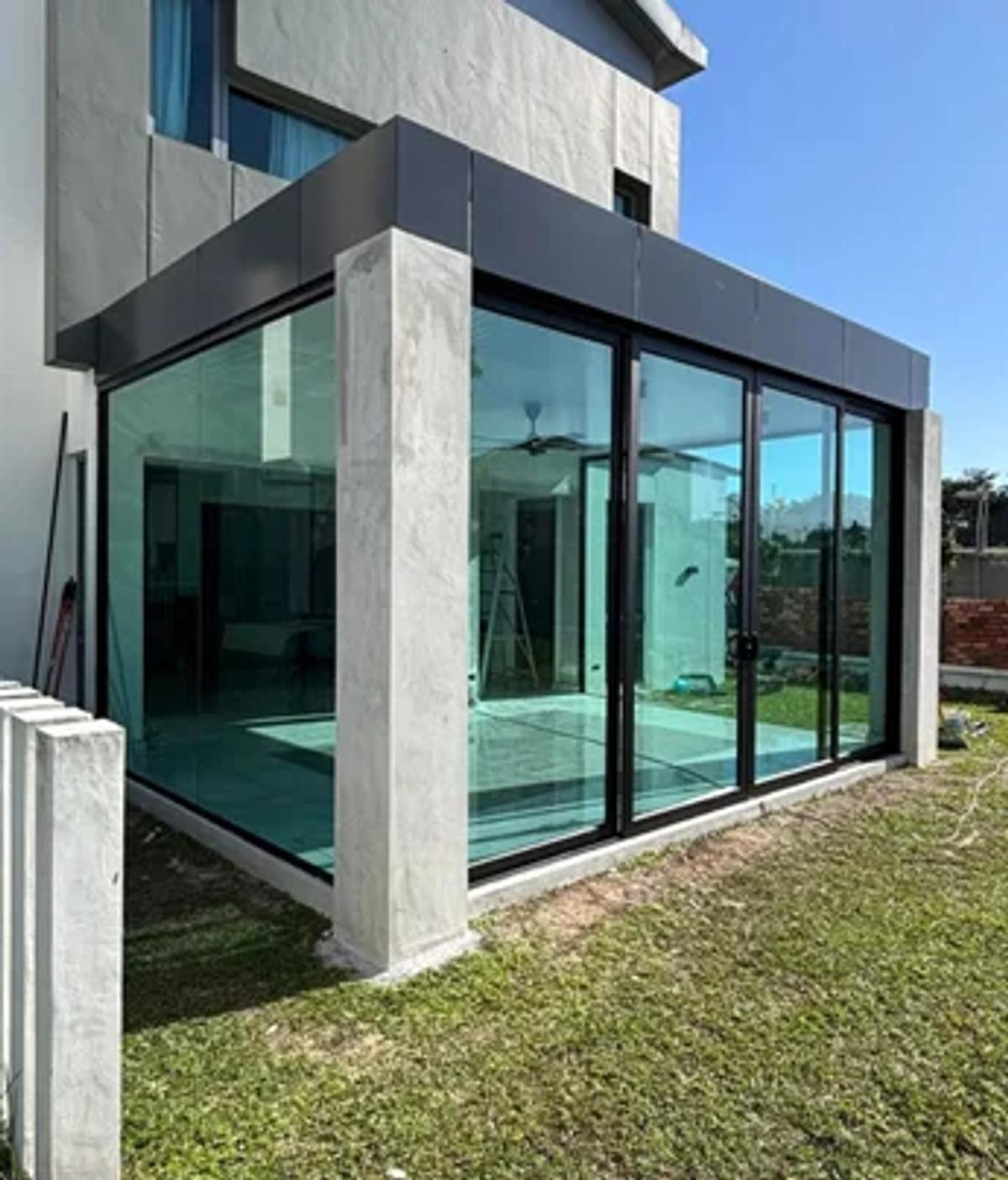 ALUMINIUM FRAME & ALUMINIUM SWING DOOR