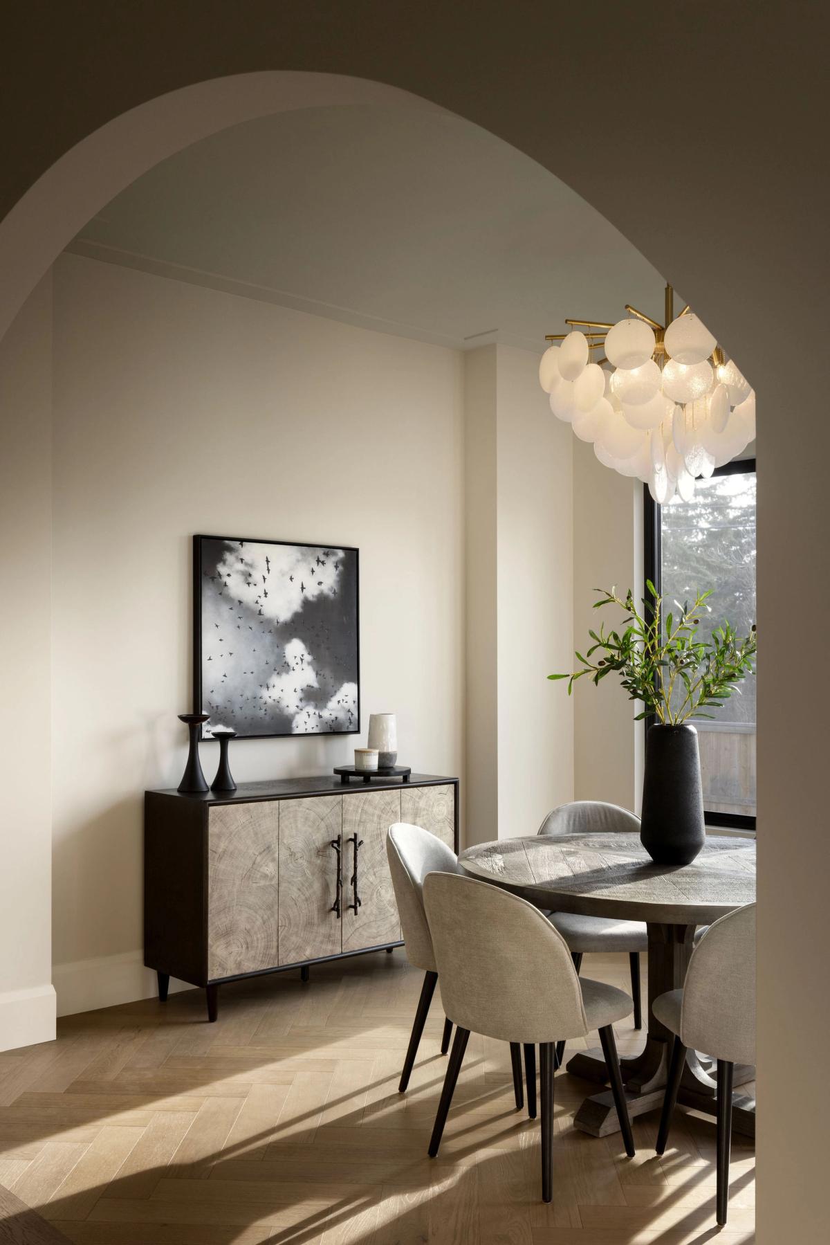 Dining nook beneath an arched opening in the Wildwood home