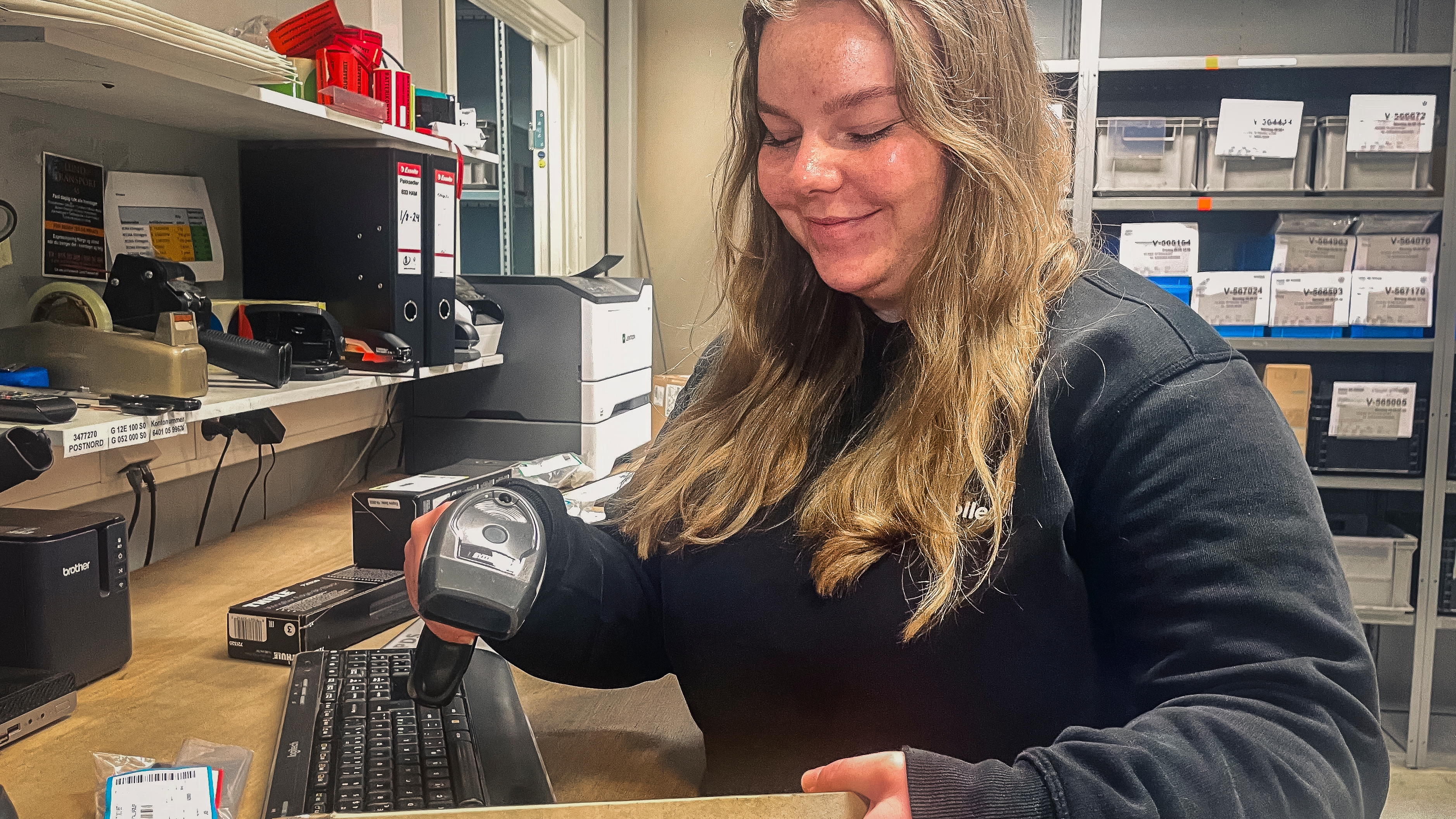 Maja Hansen som jobber på delelageret