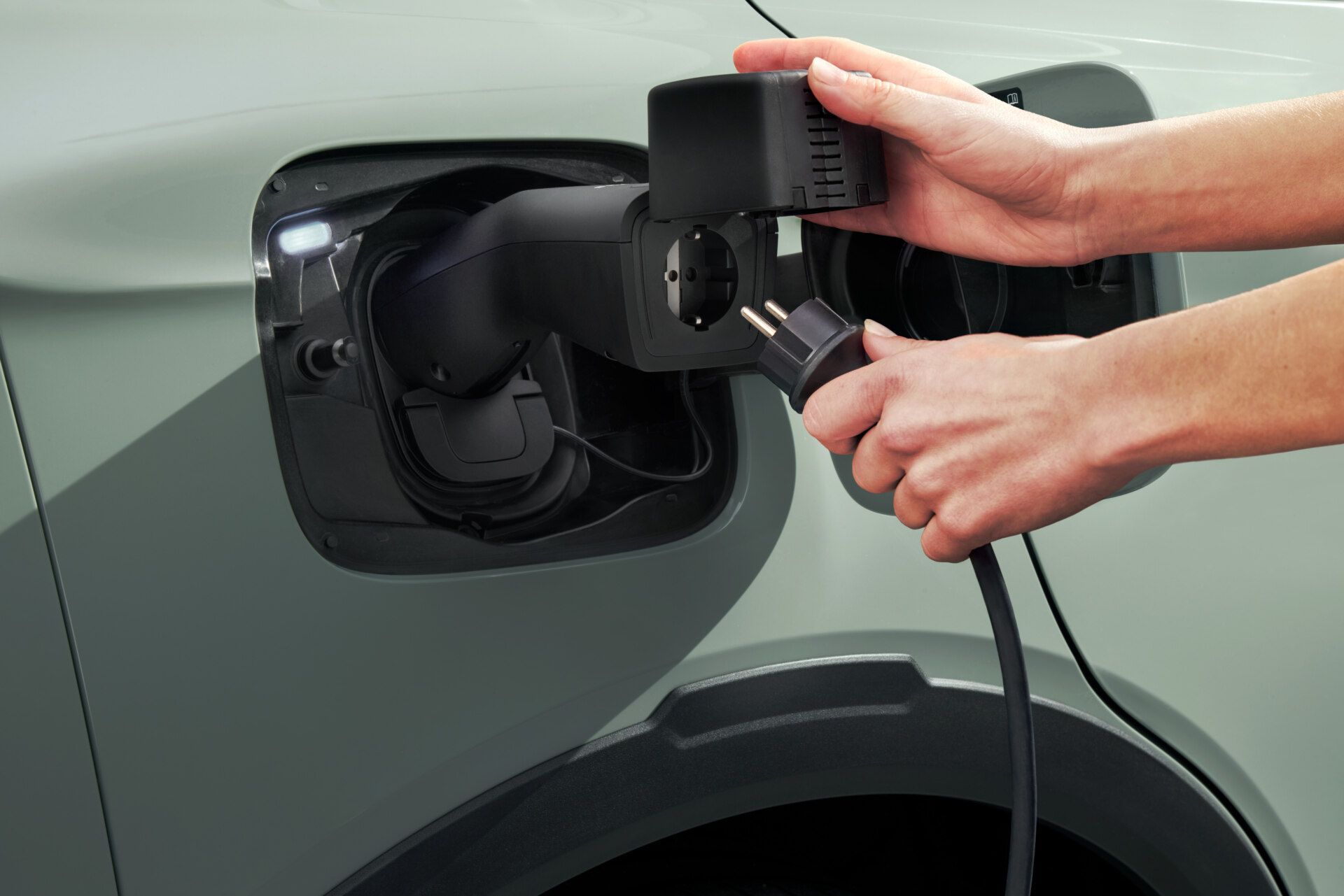 Med V2L kan bilen nå brukes som strømkilde.