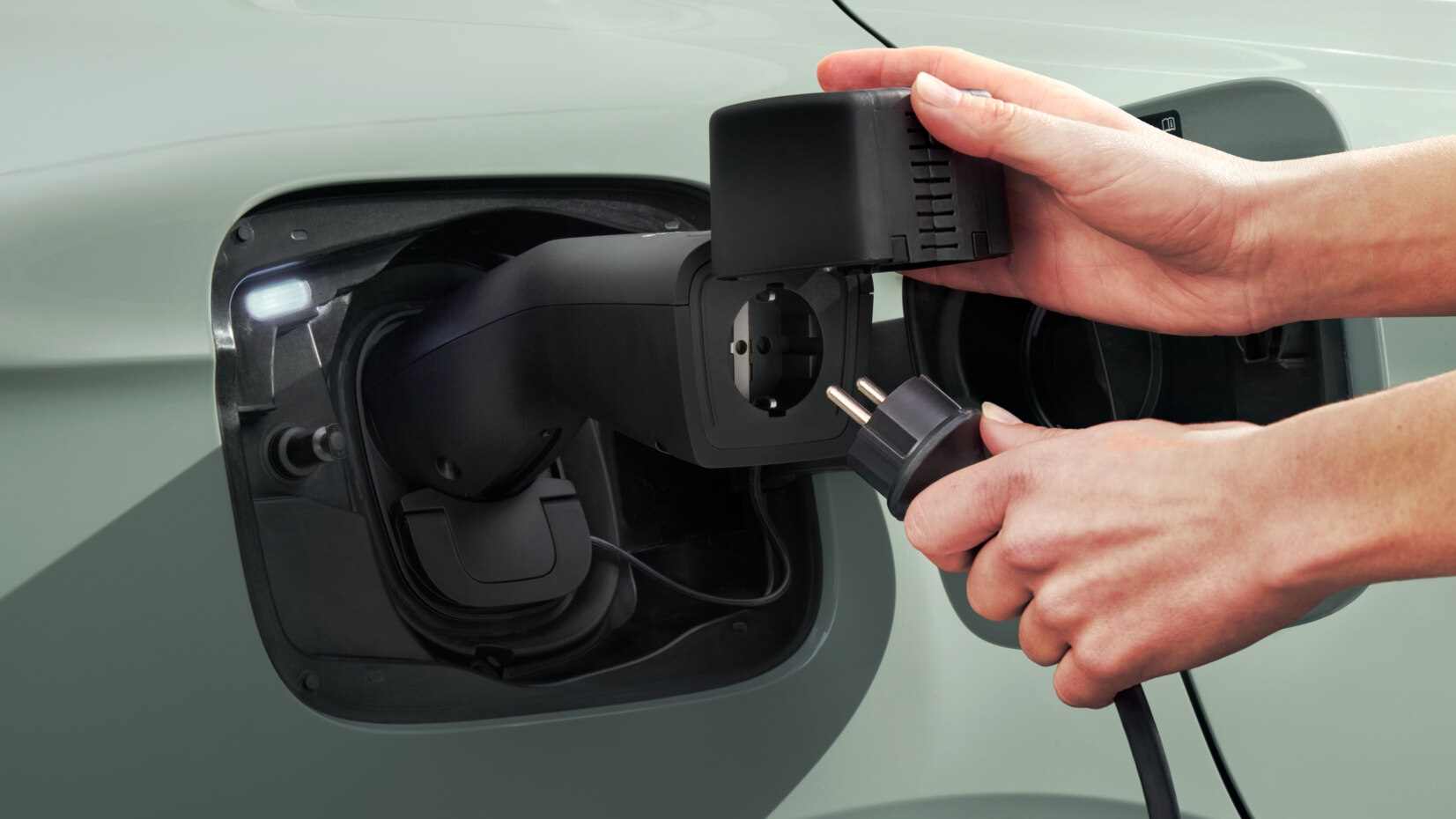 Med V2L kan bilen nå brukes som strømkilde.