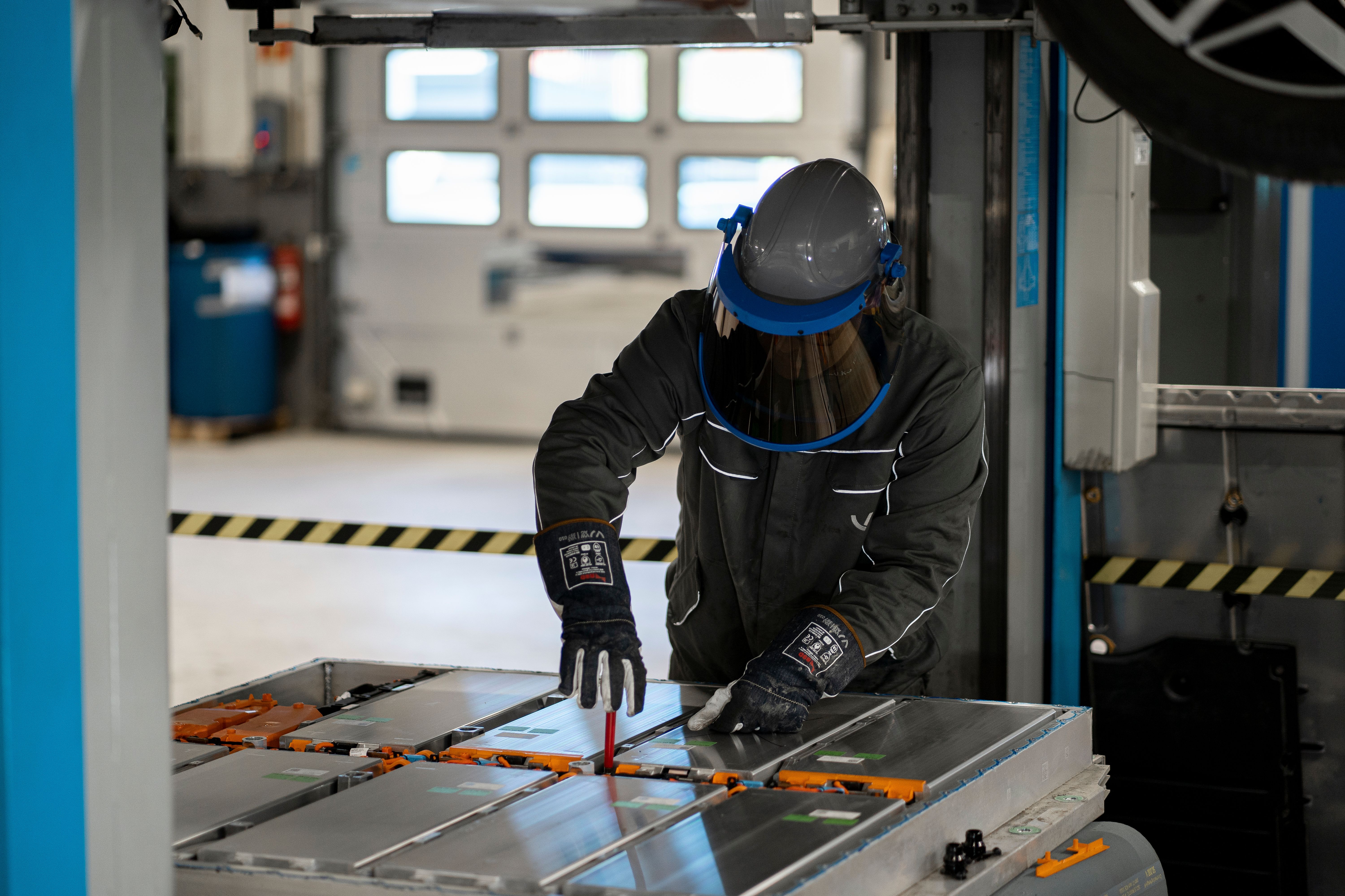 Mekaniker som utfører service på en bil.