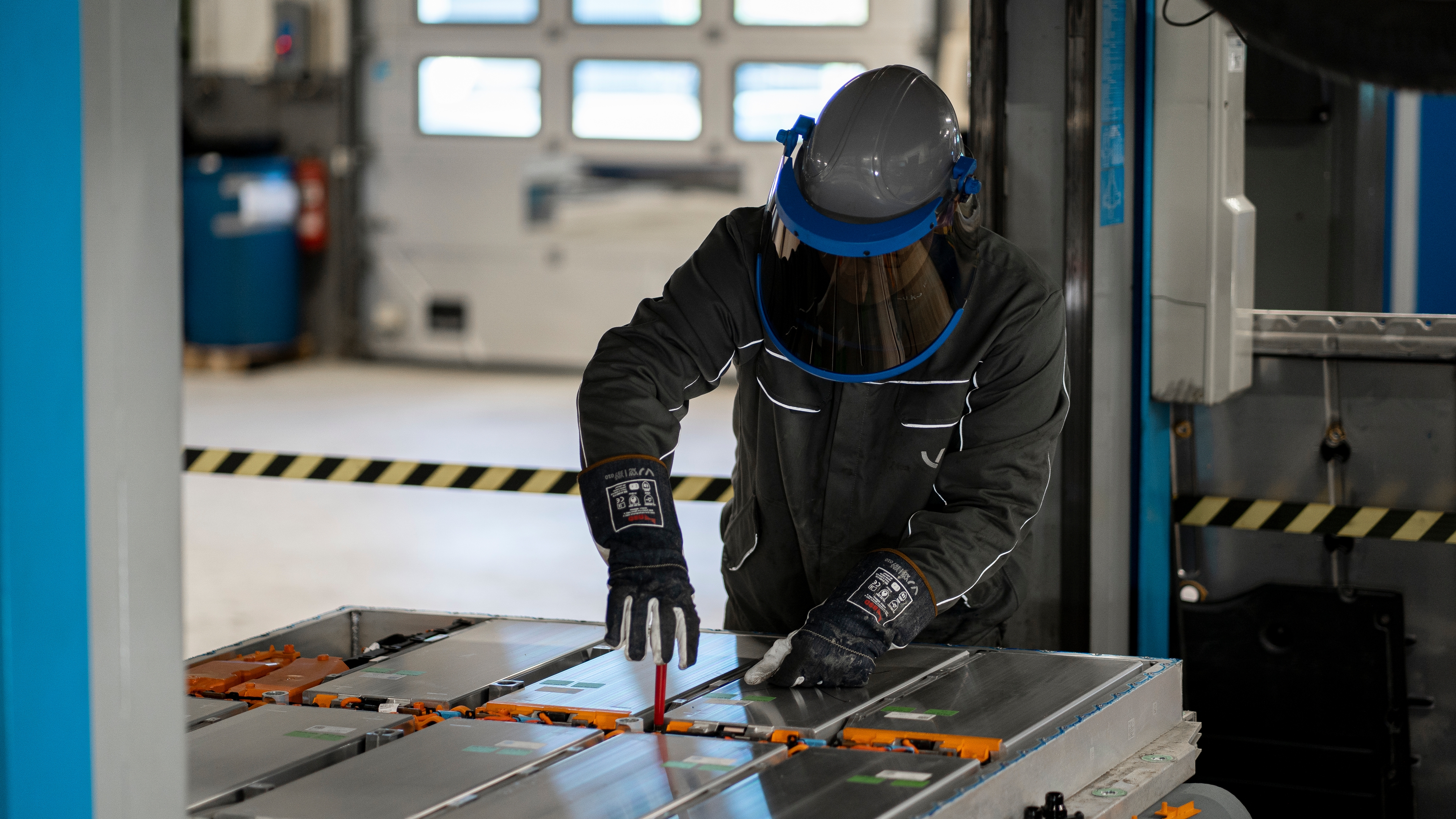 Mekaniker som utfører service på en bil.