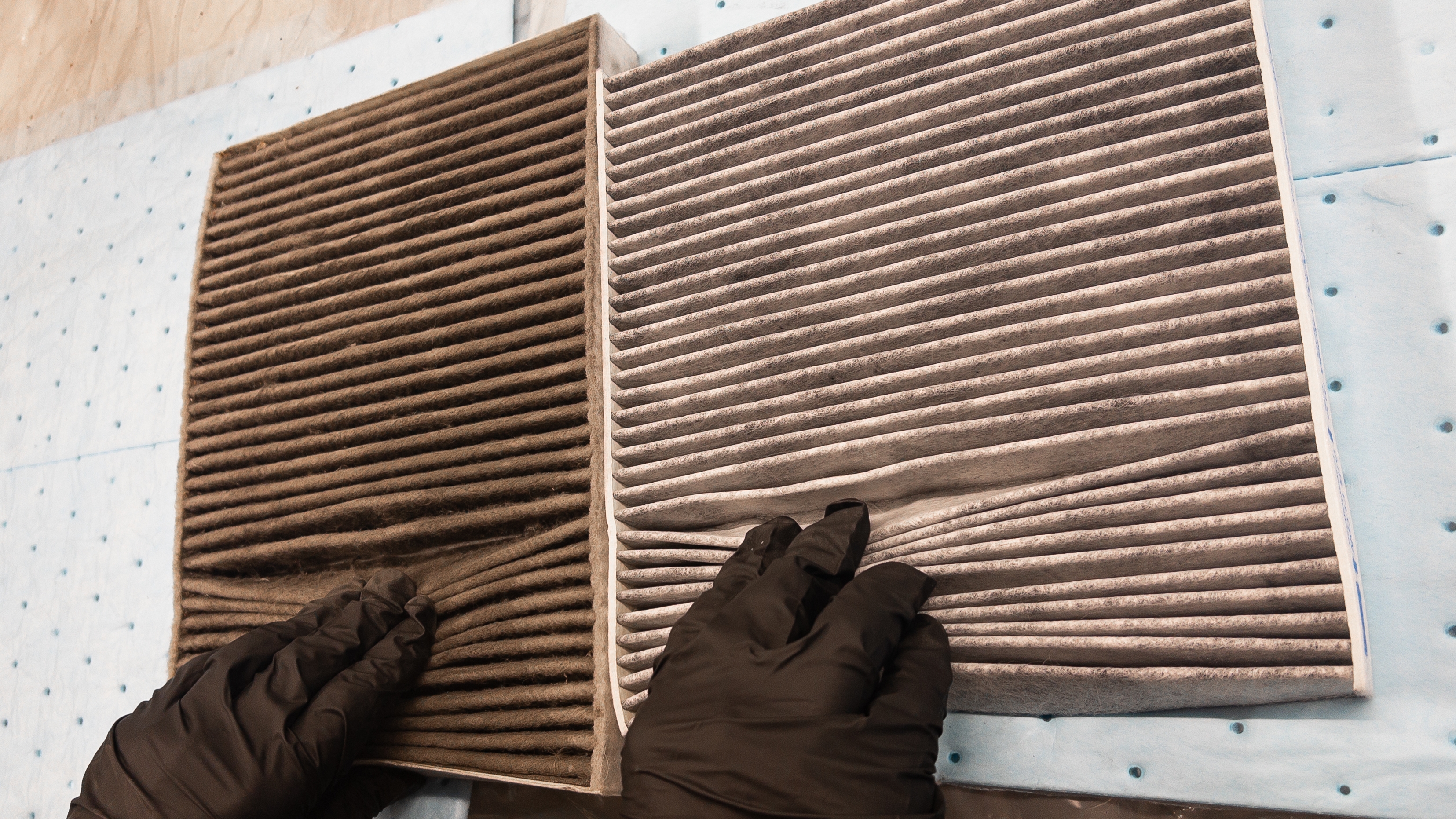 Bilde av et brukt pollenfilter sammenlignet med et nytt pollenfilter