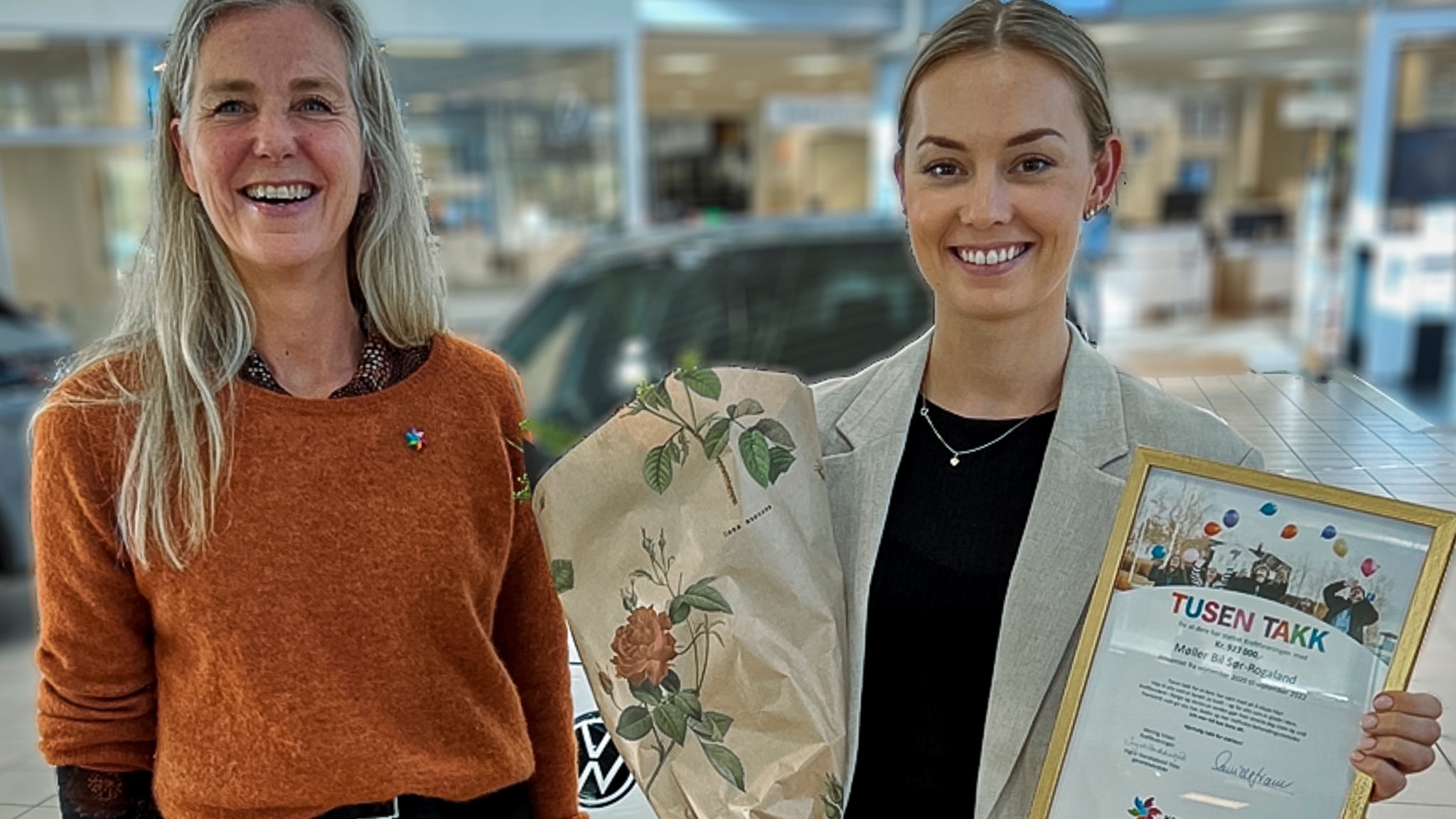 Sara Lyngholm Lodden (t.h.) mottar et diplom og en blomst som takk for støtten fra Kreftforeningens Camilla Gram.