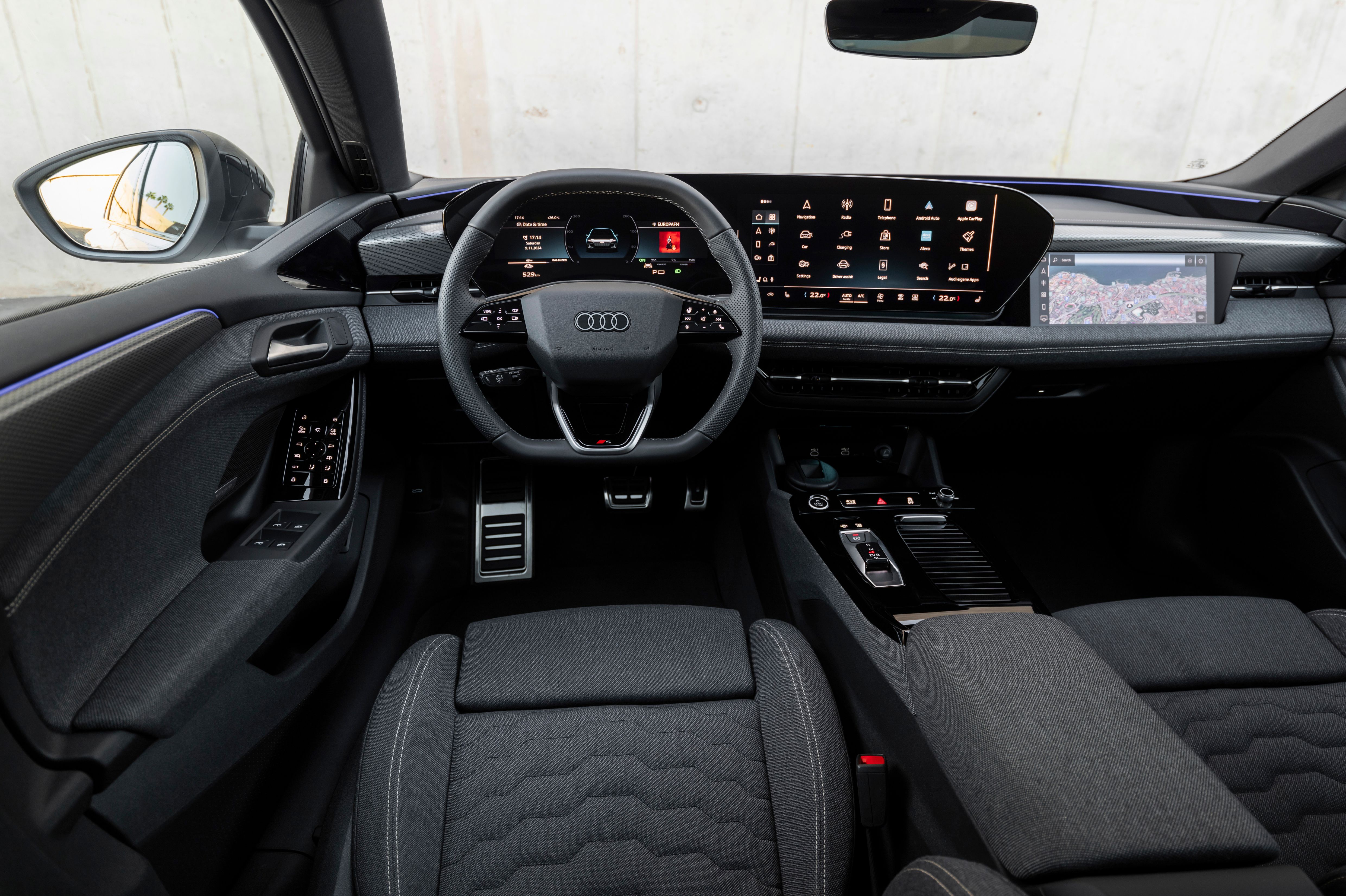 Audi A6 Sportback e-tron kommer med en ny digital brukeropplevelse som vi kjenner igjen fra Q6 e-tron. Displayet består av en 11,9-tommers virtuell cockpit og et 14,5-tommers MMI-display. Et tredje skjerm foran frontpassasjeren kan brukes til å vise filmer eller annen underholdning uten å forstyrre sjåføren.