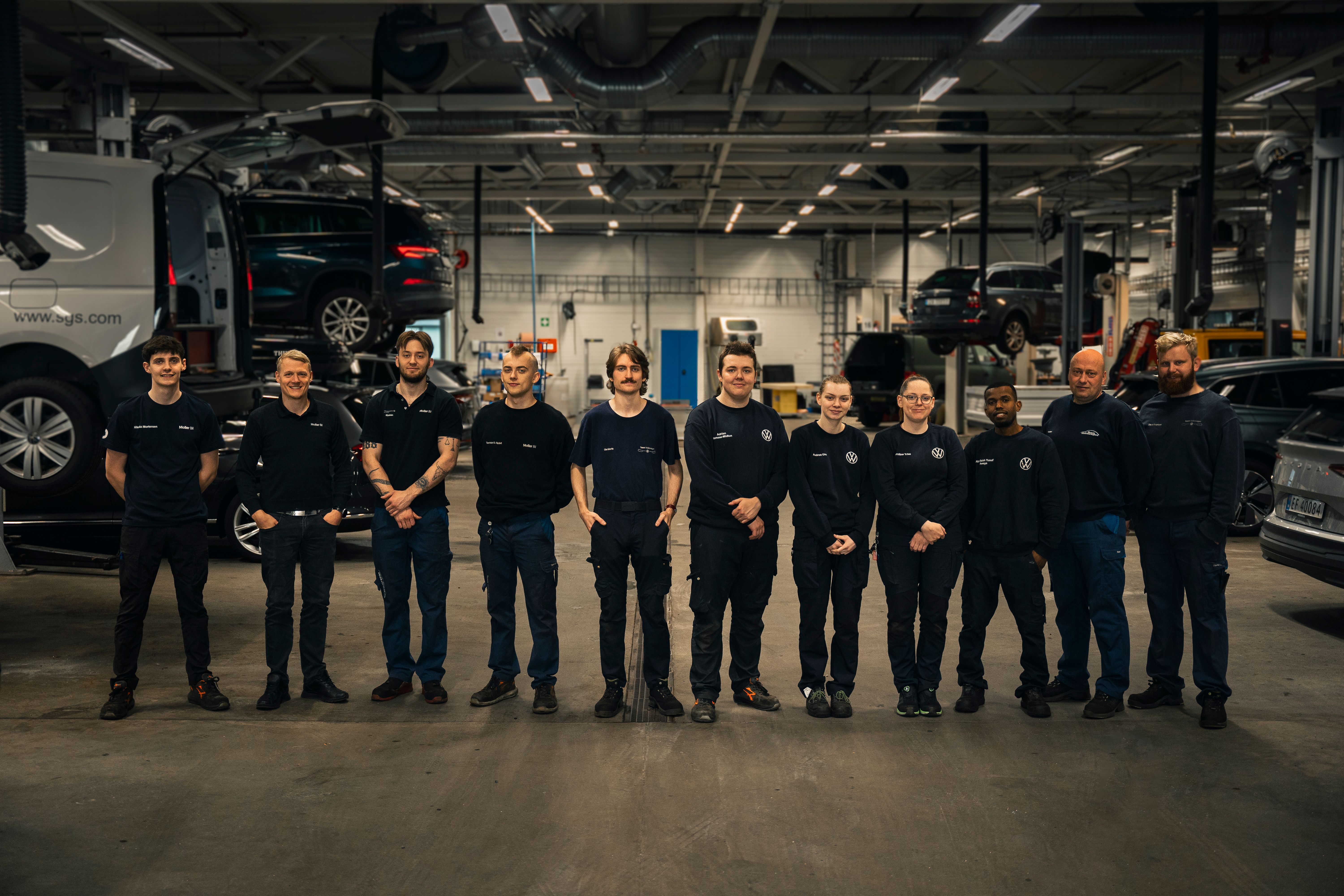 En stor gruppe personer fra verkstedet som poserer fra verkstedet