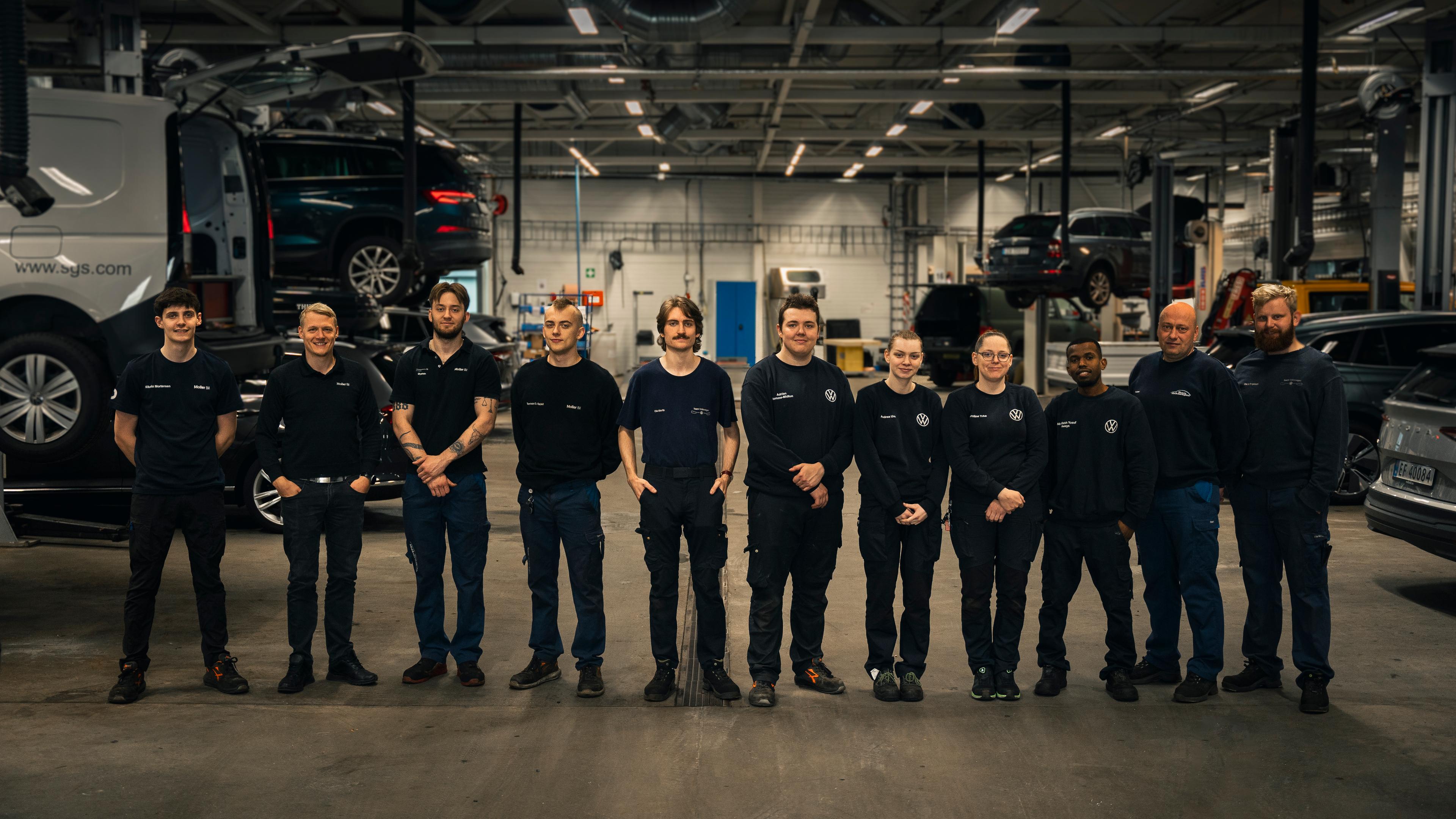 En stor gruppe personer fra verkstedet som poserer fra verkstedet