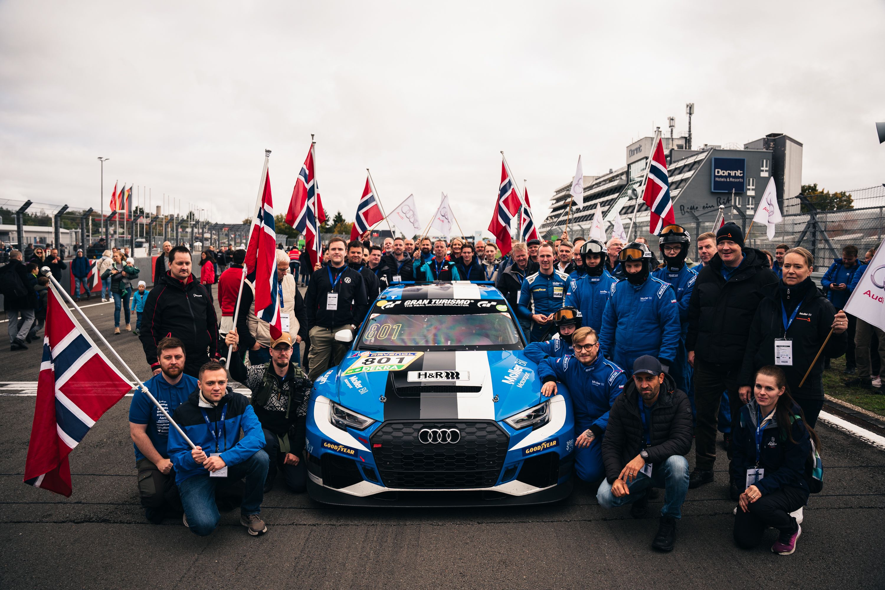 Nesten 50 gjester fra Møller Bil og samarbeidspartnere fikk oppleve helgens løp på Nürburgring på nært hold.