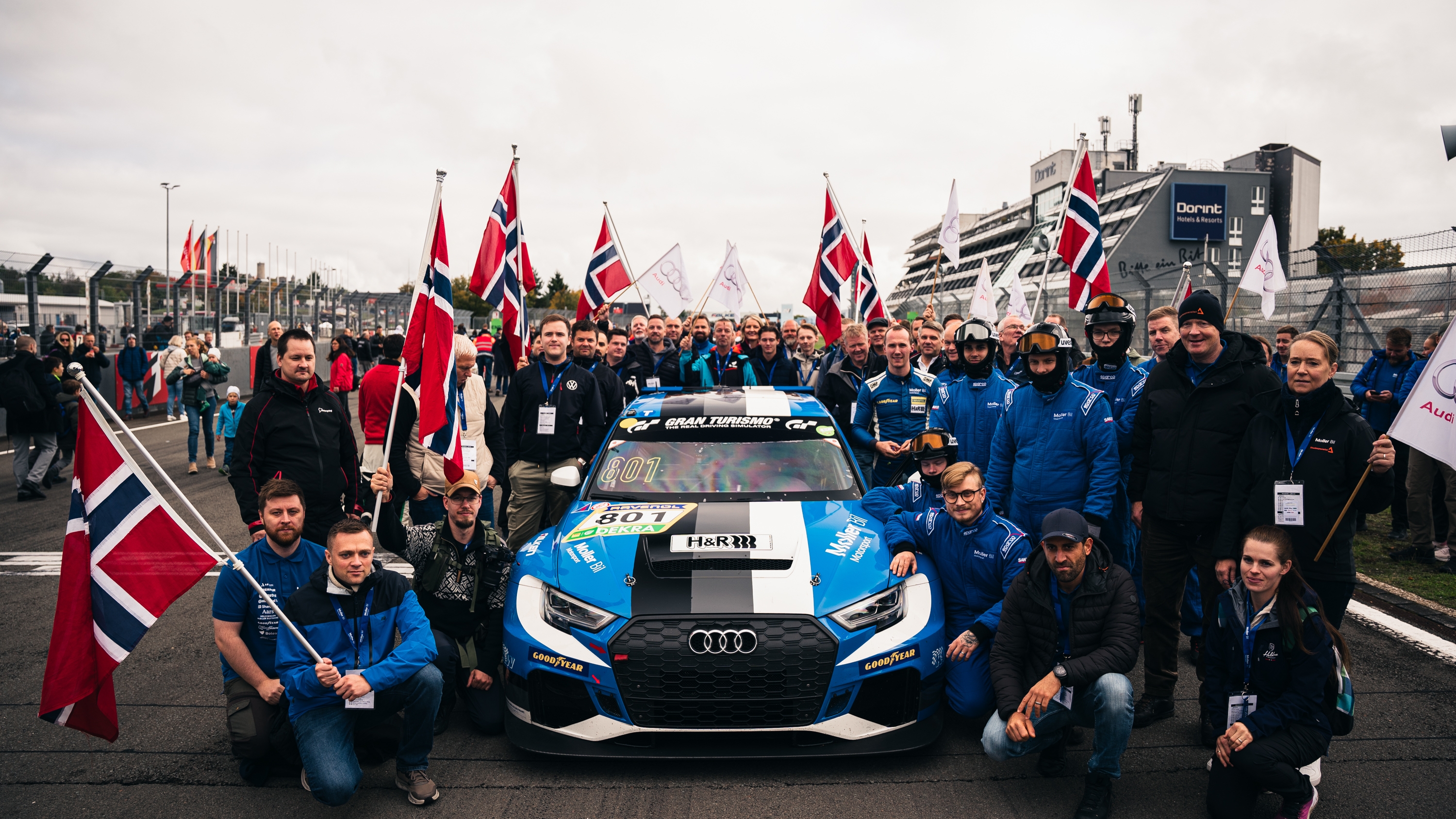 Nesten 50 gjester fra Møller Bil og samarbeidspartnere fikk oppleve helgens løp på Nürburgring på nært hold.
