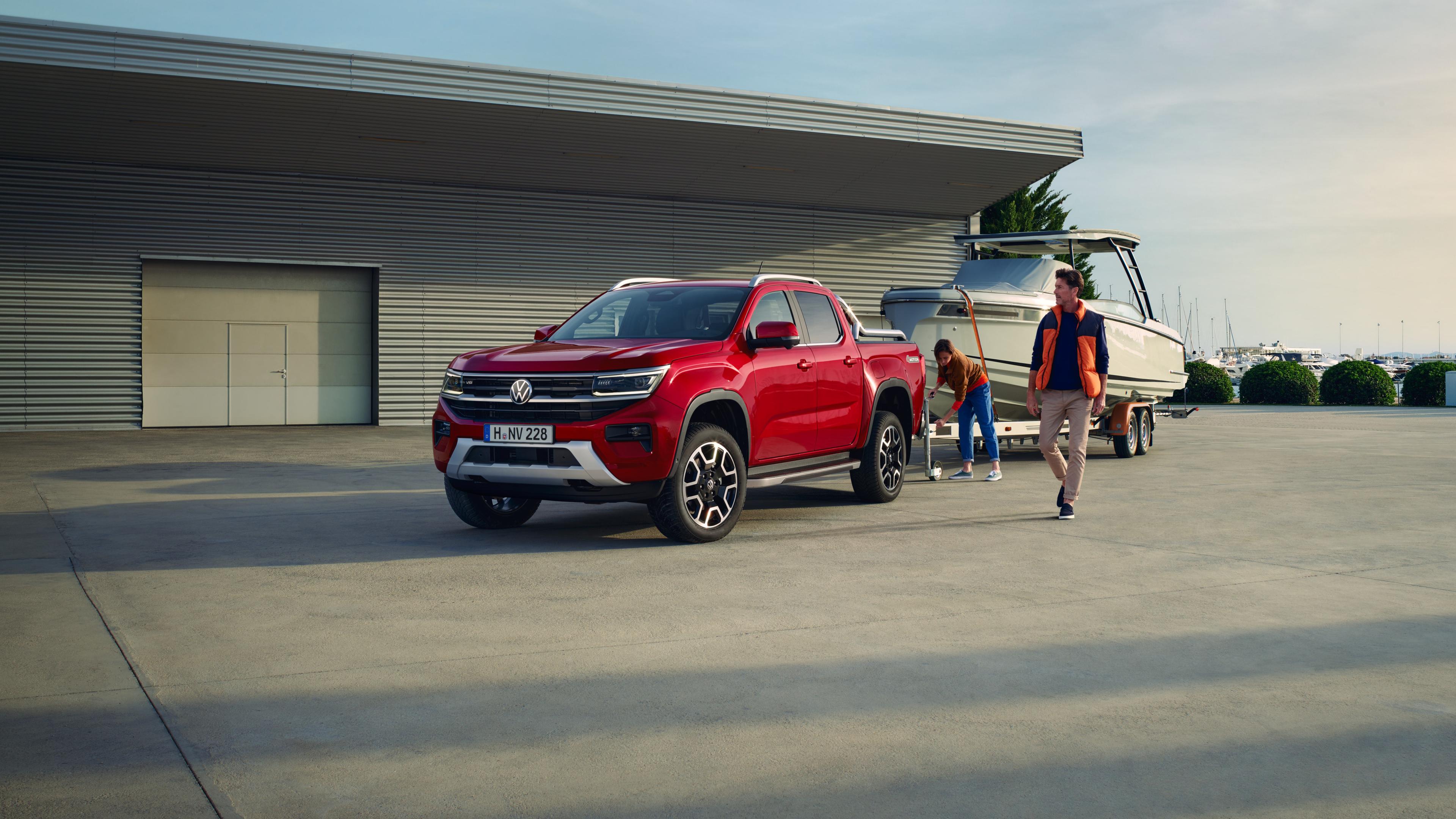 Volkswagen Amarok trekker stor båt.