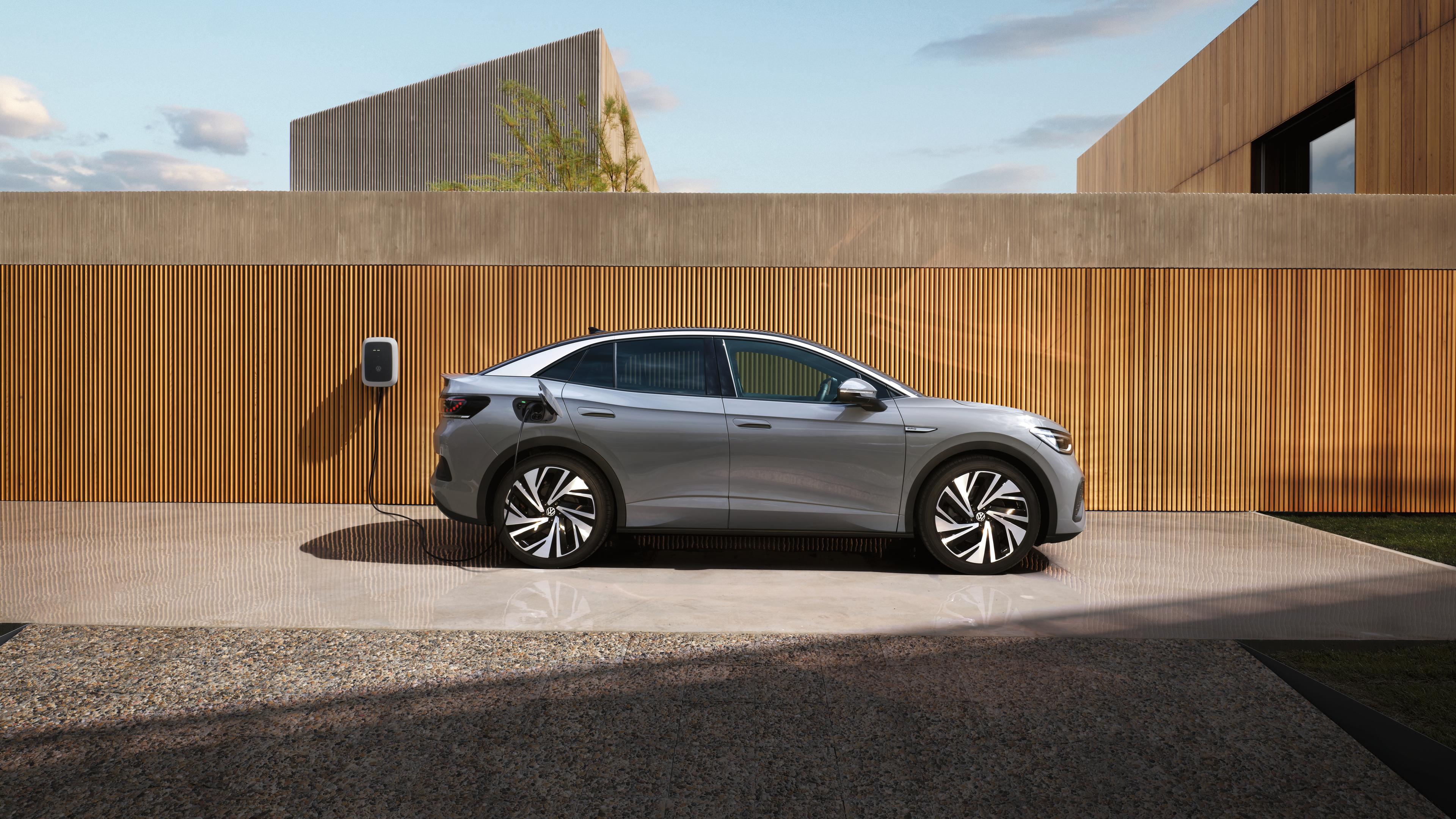 Grå ID.5 som står og lader utenfor et hus