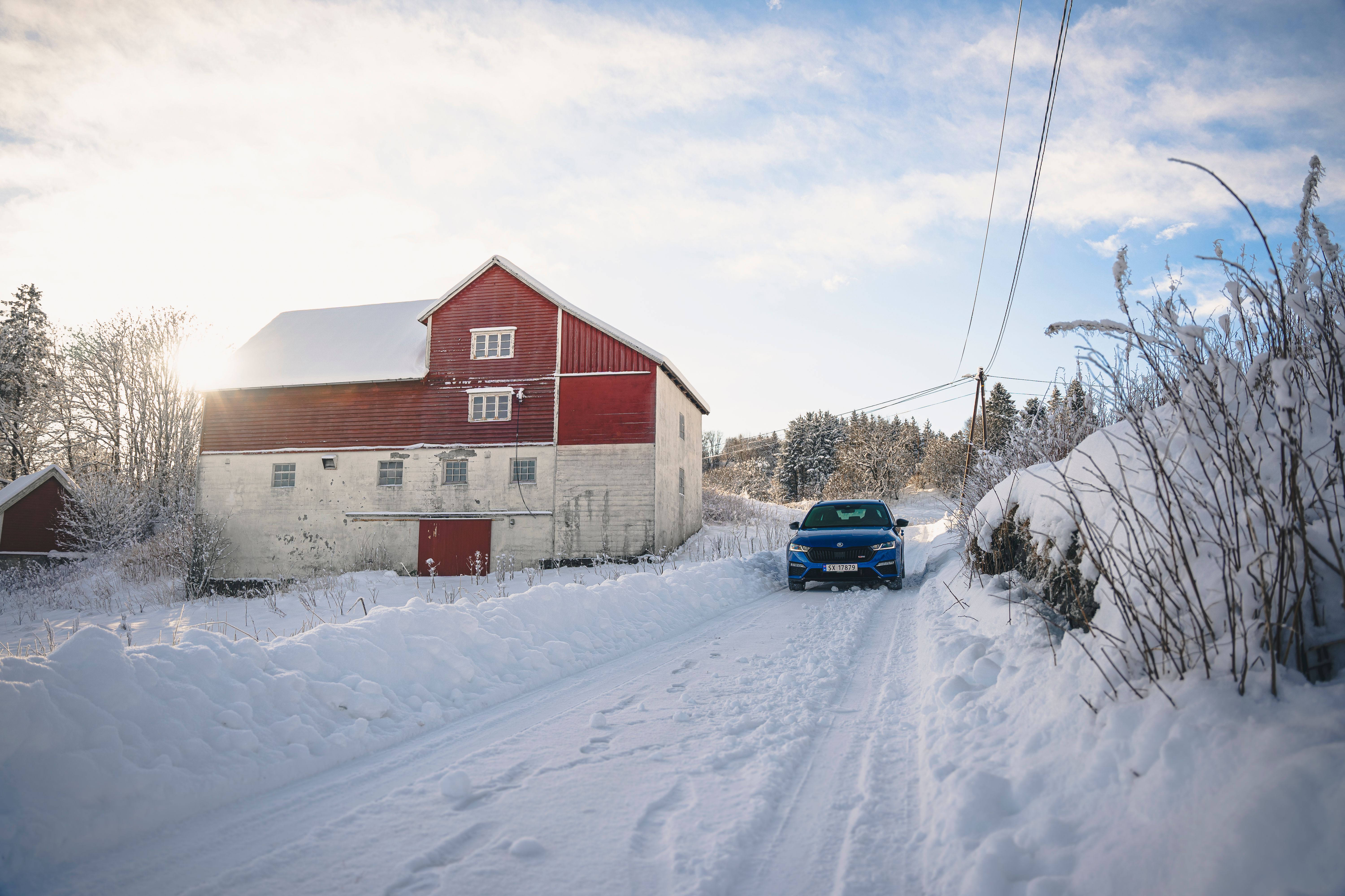 Bil på snødekt vei.