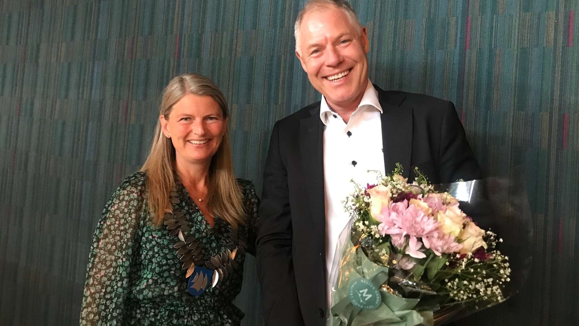Ordfører i Asker Lene Conradi og daglig leder Møller Bil i Asker og Bærum Roger Hansen