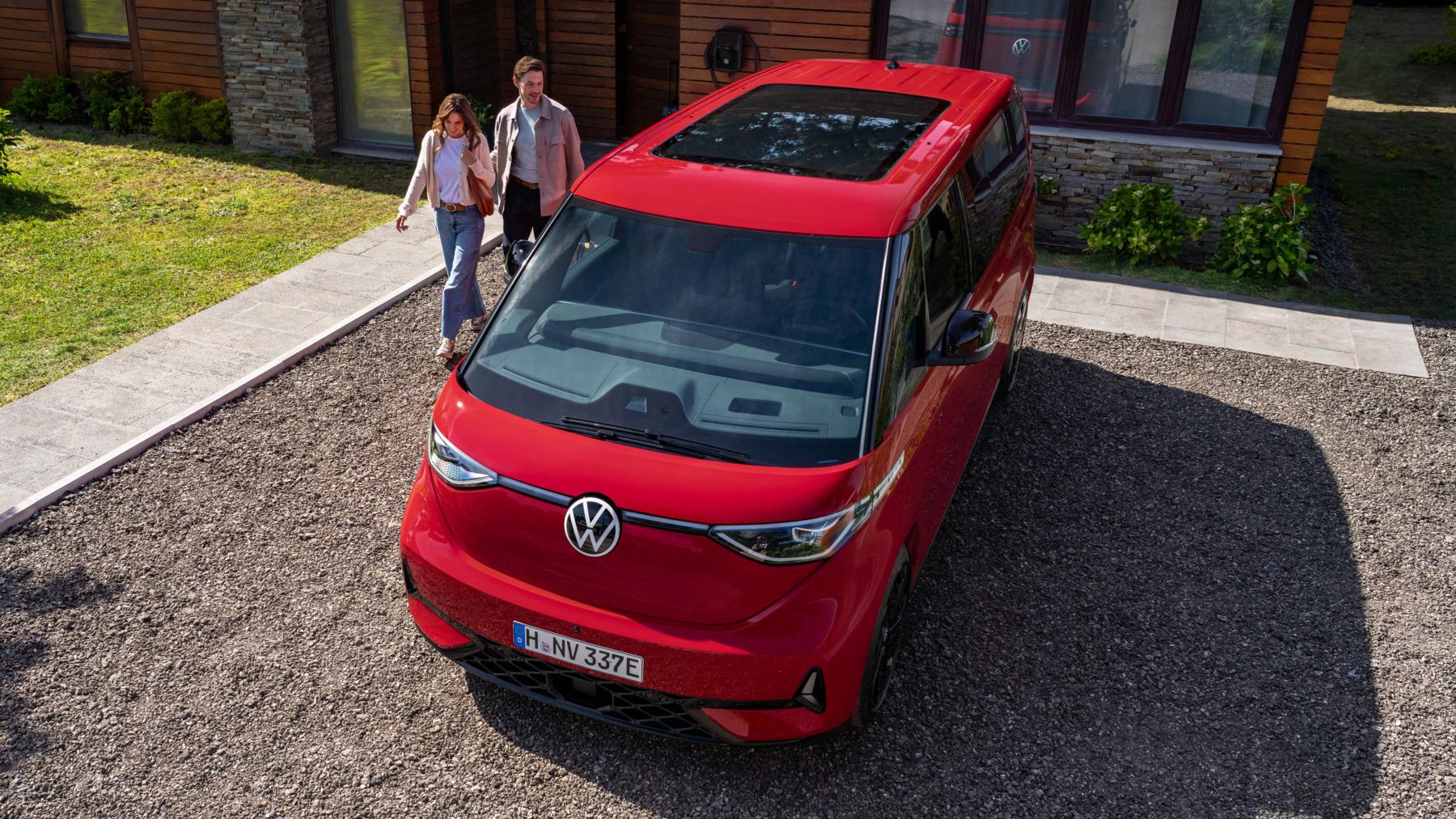 Gul og hvit ID. Buzz utenfor et bygg