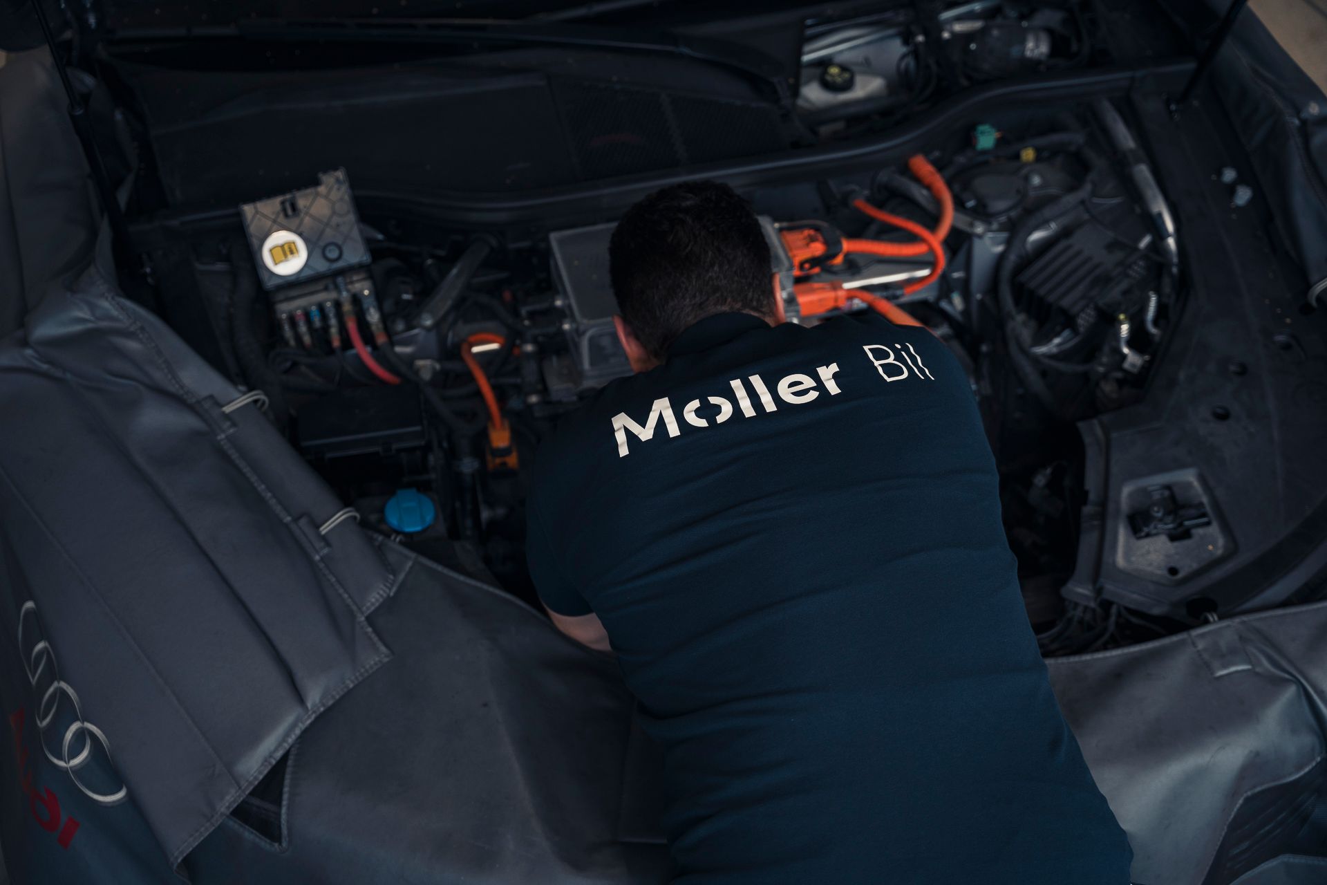 Mekaniker som jobber på en bil