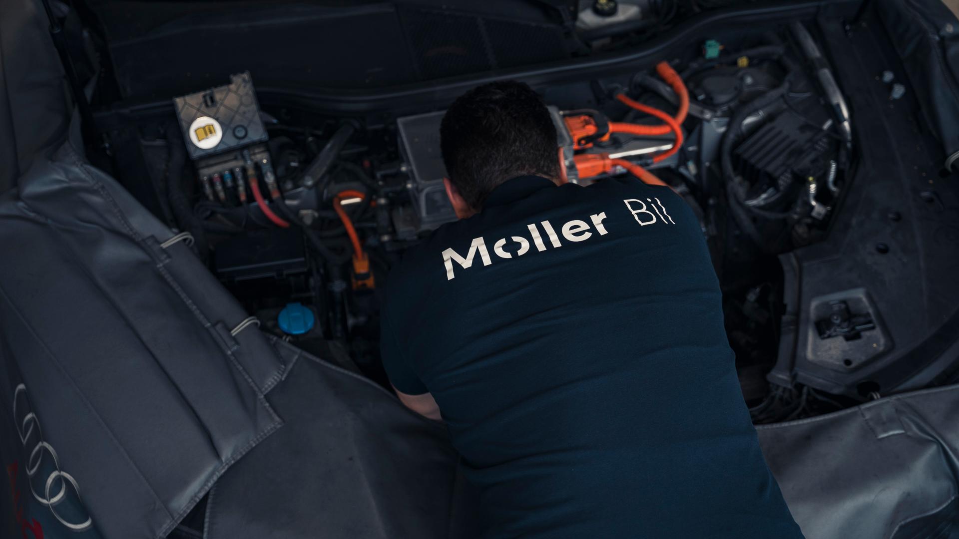 Mekaniker som jobber på en bil