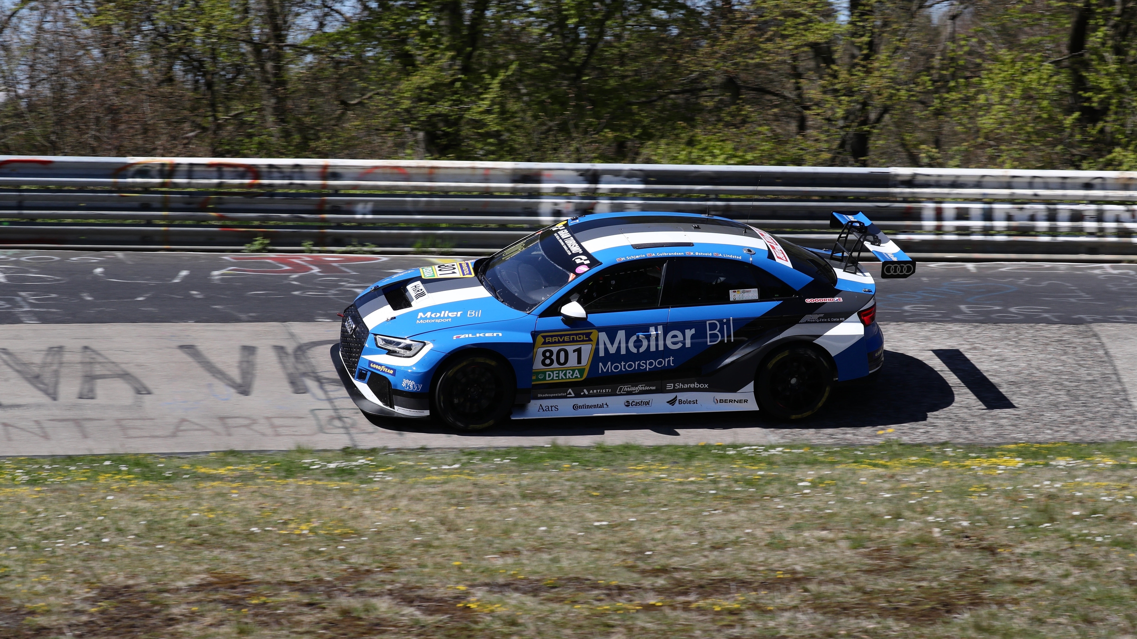 Teams Audi i den berømte karusellen på Nürburgring.