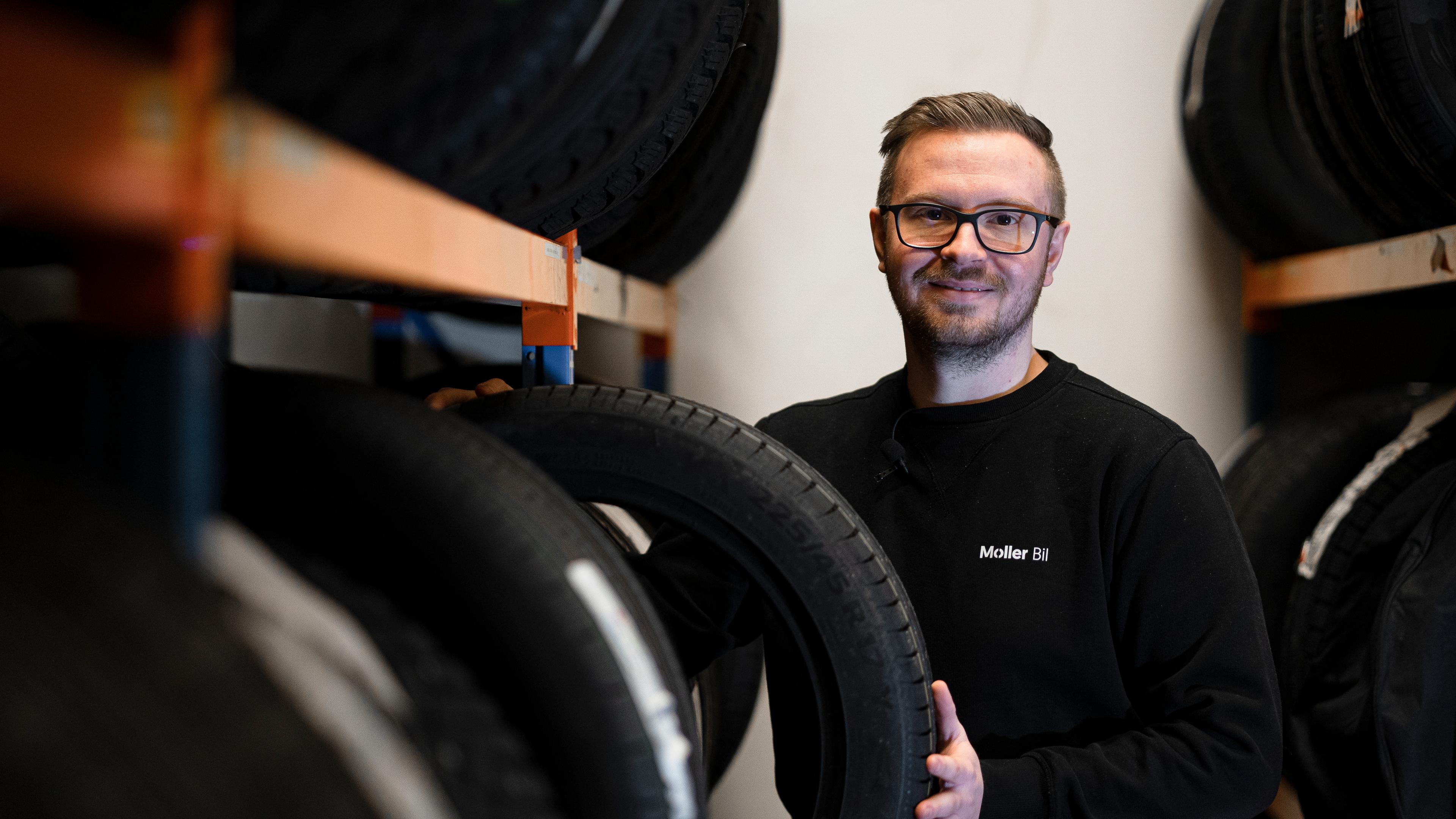 En Møller Bil ansatt med dekk fra dekklageret