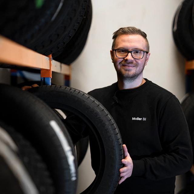 En Møller Bil ansatt med dekk fra dekklageret