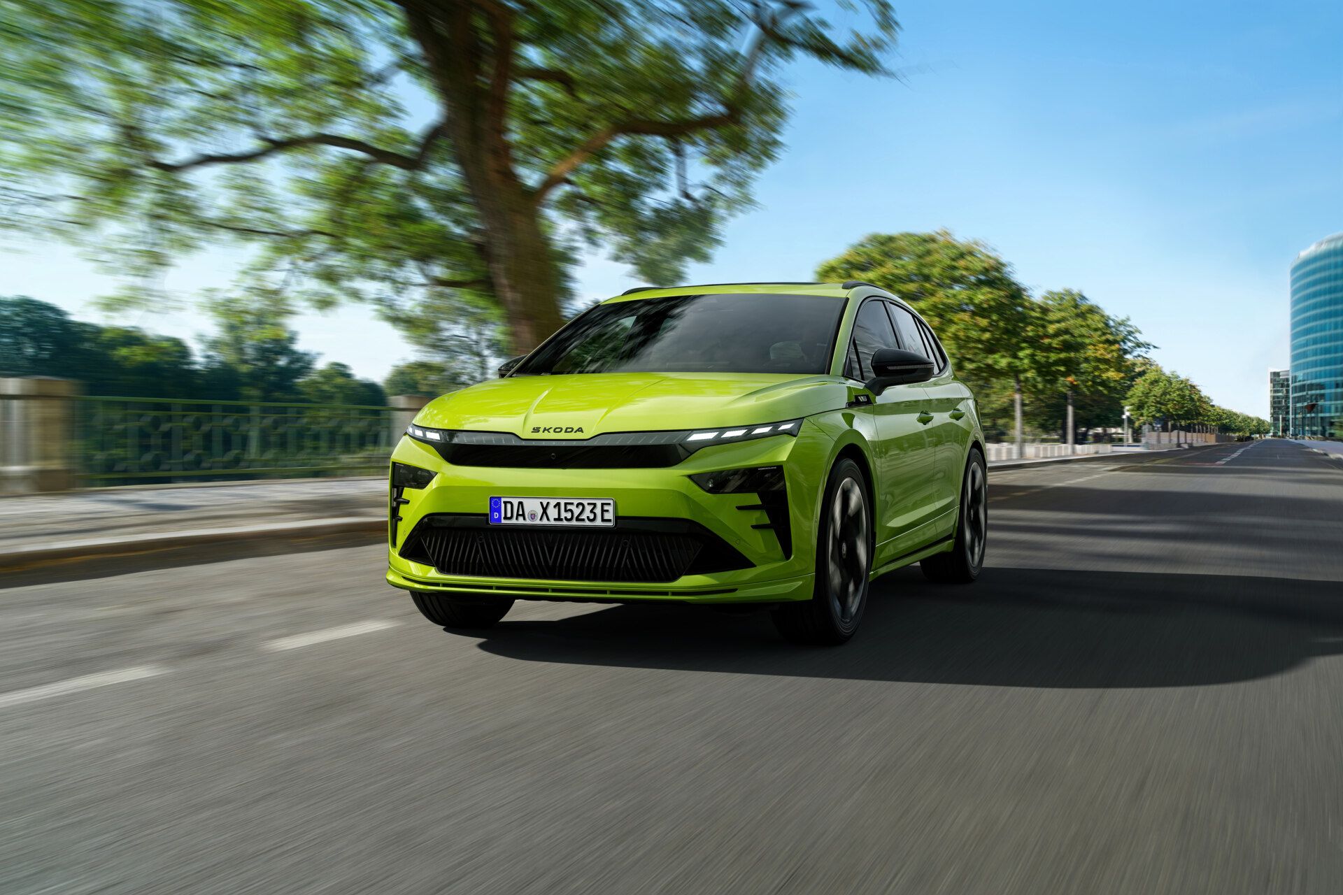 Enyaq RS med ny front og Crystal Face 2.0. 340 hk og firehjulstrekk sørger for 0 til 100 km/t på bare 5,4 sekunder.