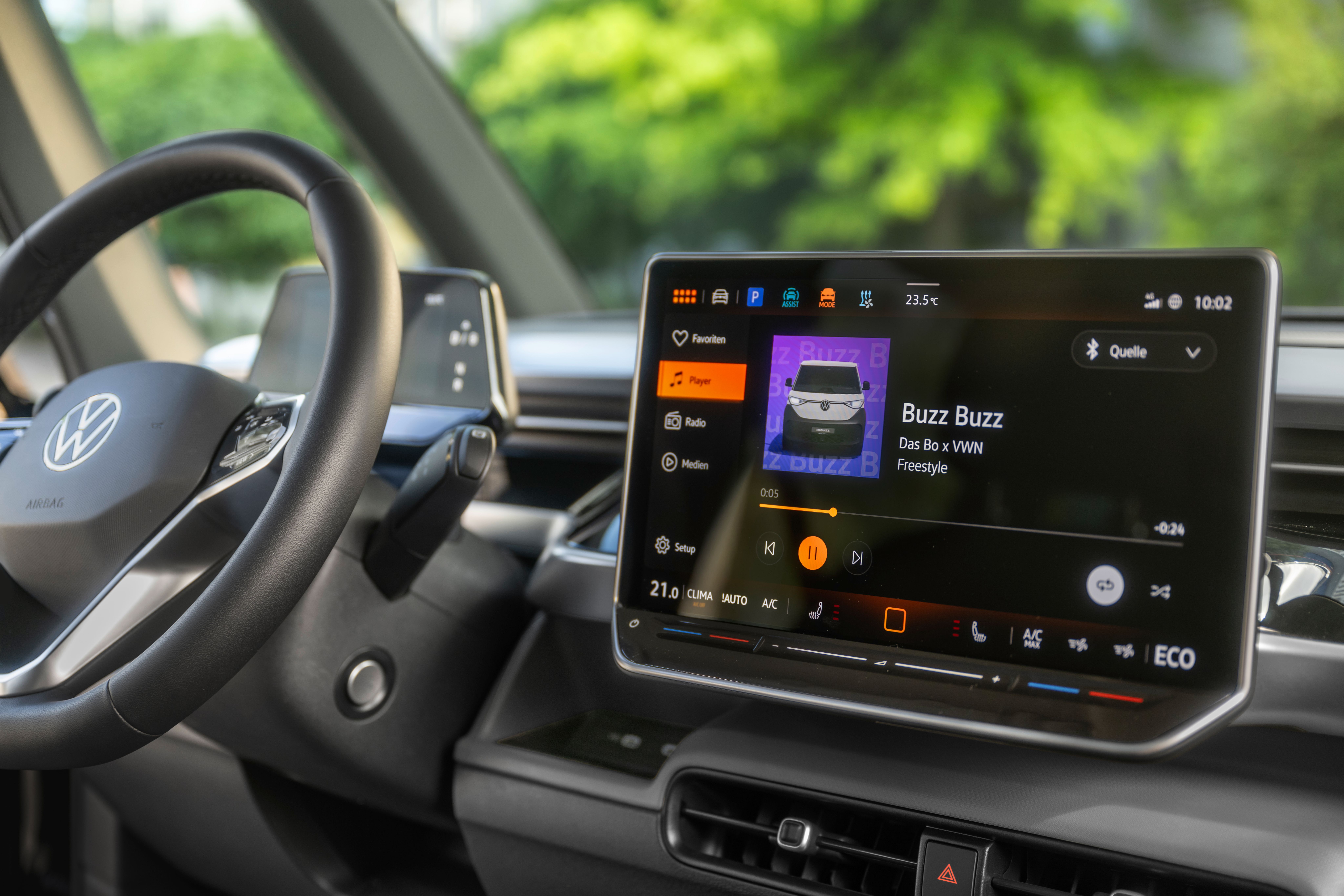 En 12,9" stor infotainmentskjerm gjør betjeningen svært enkel.