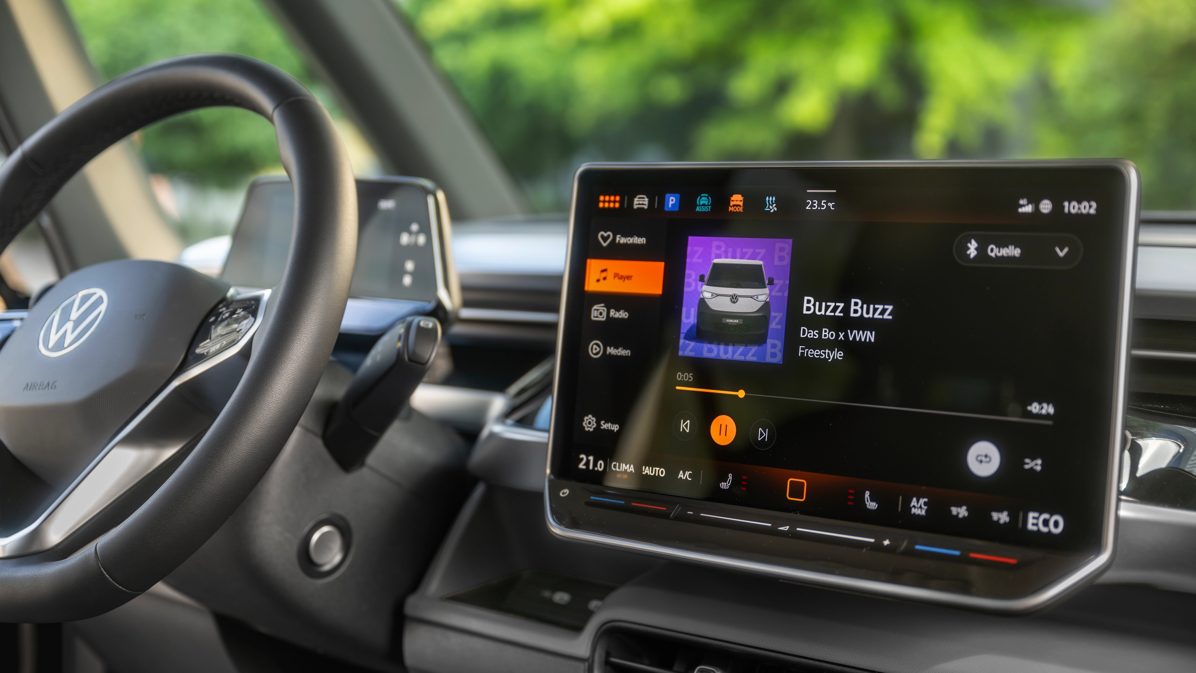 En 12,9" stor infotainmentskjerm gjør betjeningen svært enkel.
