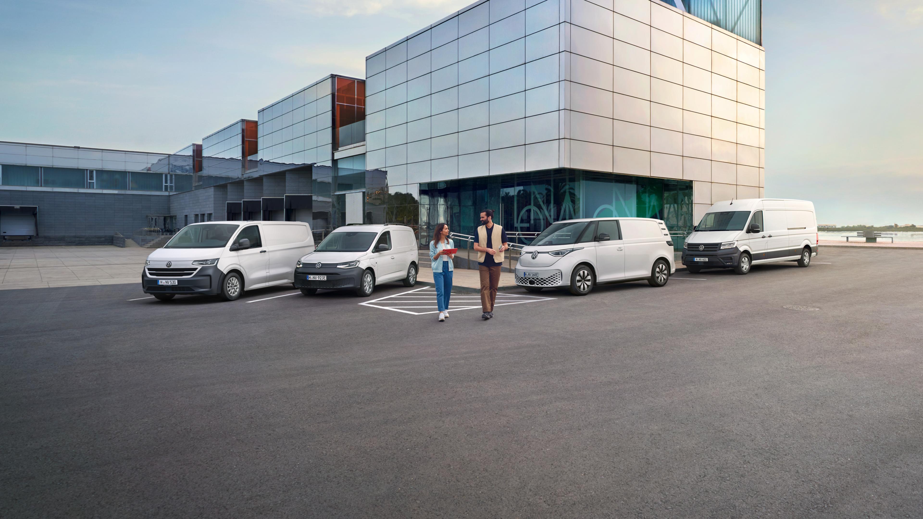Crafter, Transporter, ID.Buzz Cargo og Caddy utenfor et bygg