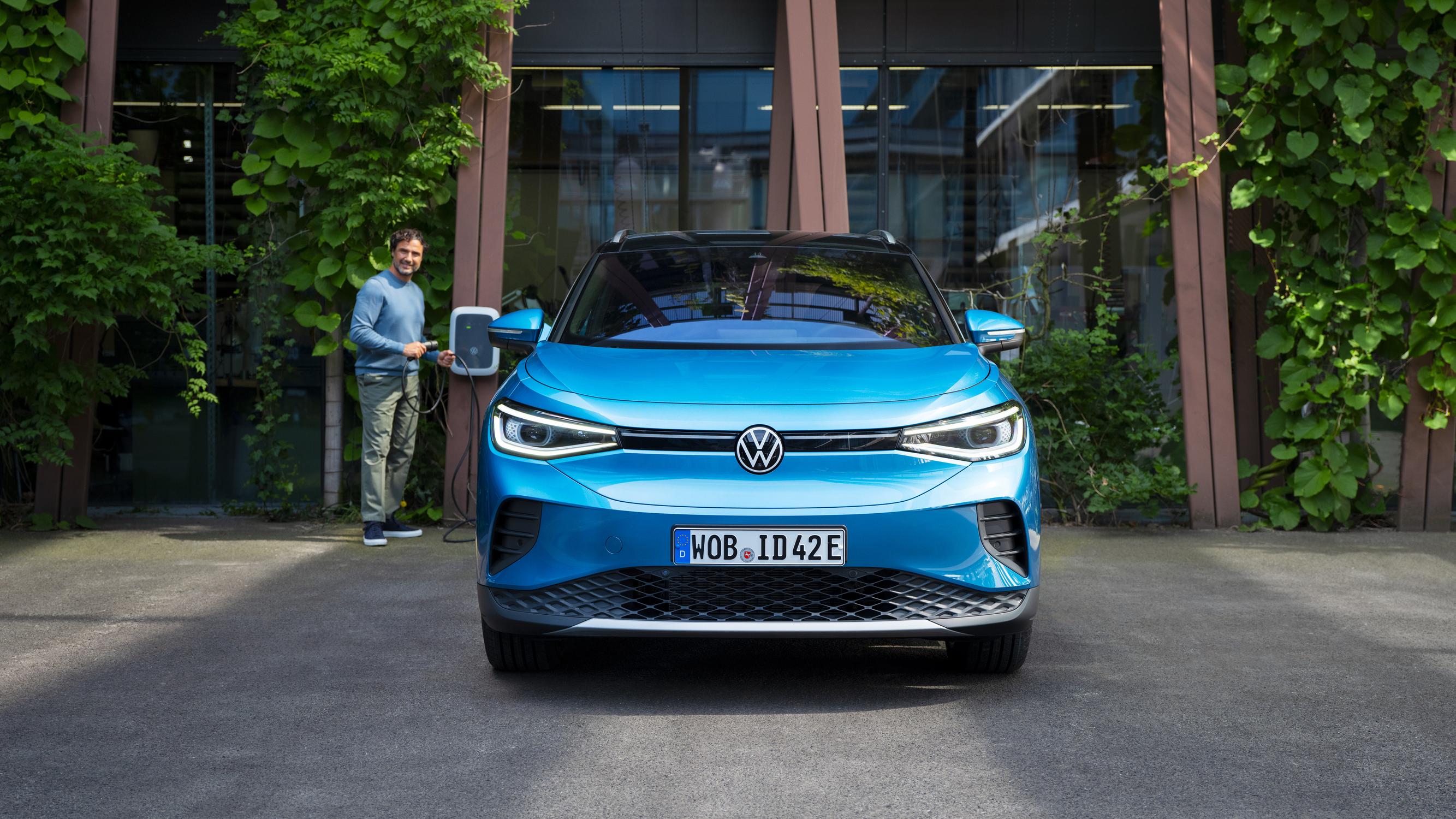 ID.4 som står parkert utenfor et hus