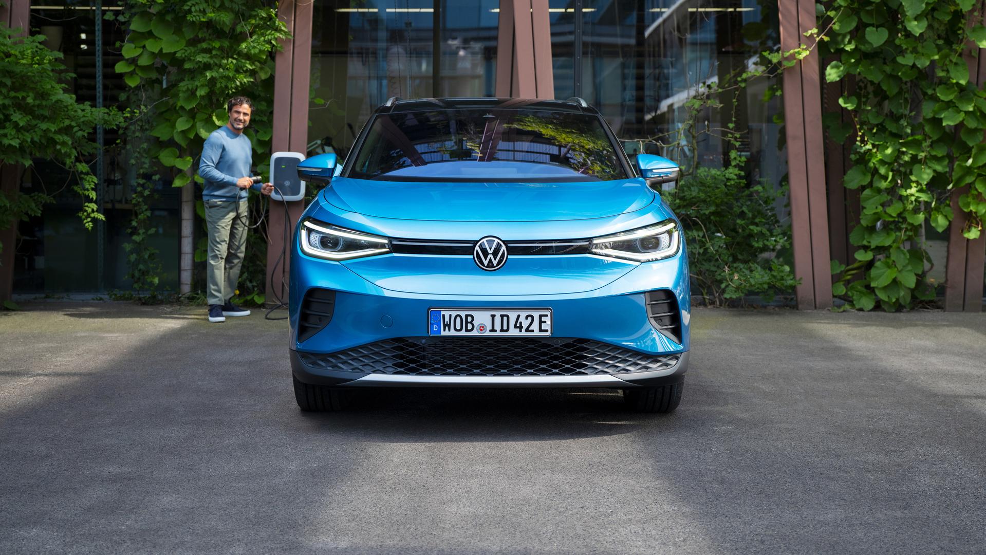 ID.4 som står parkert utenfor et hus
