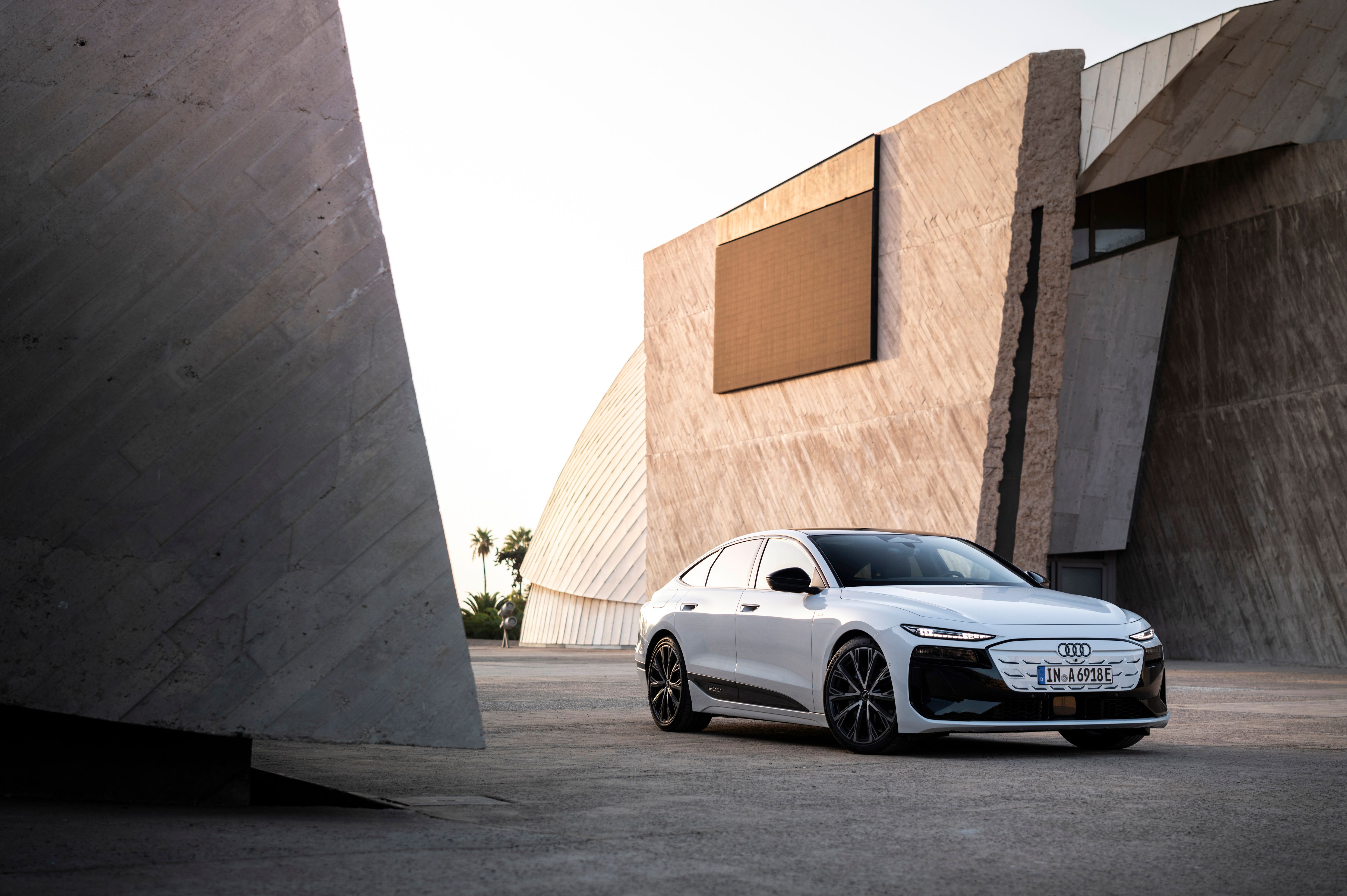 A6 Sportback e-tron kommer i mange lekre farger. Her er modellen avbildet i Glacier White.