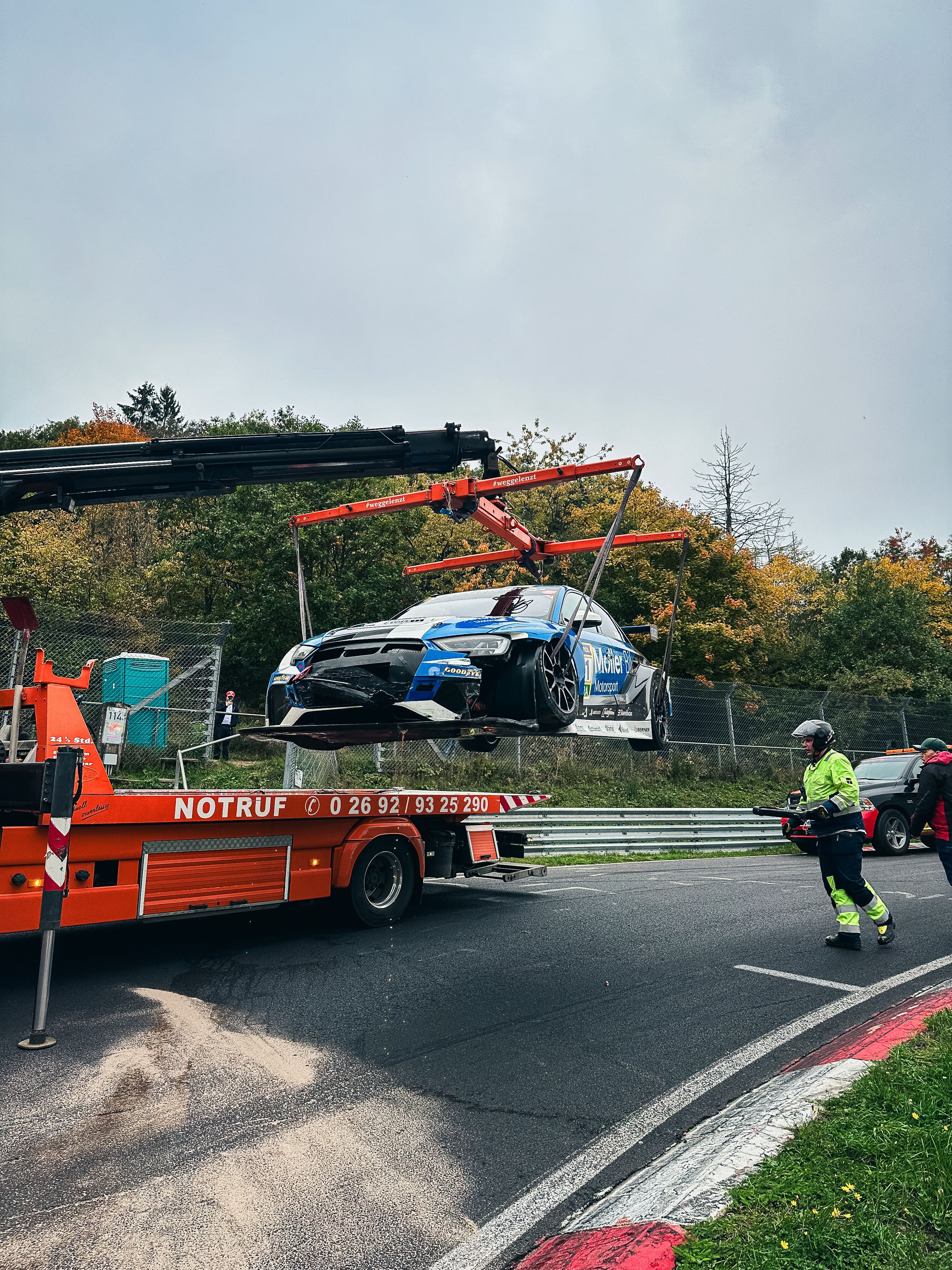 Her løftes bilen opp på redningsbilen etter uhellet.