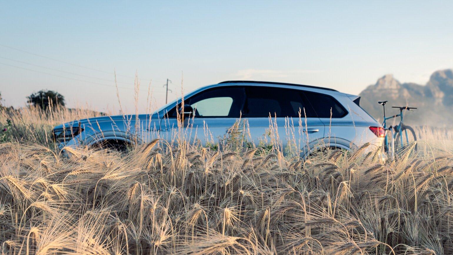 En Enyaq som kjører med sykkel og sykkelstativ bak