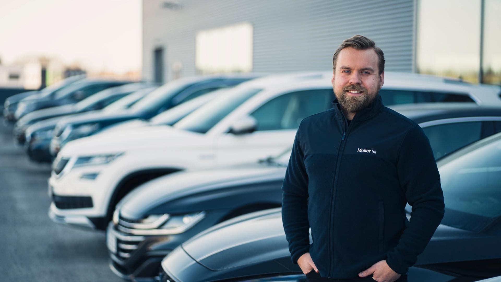 To stk Møller Bil ansatte i salgshallen