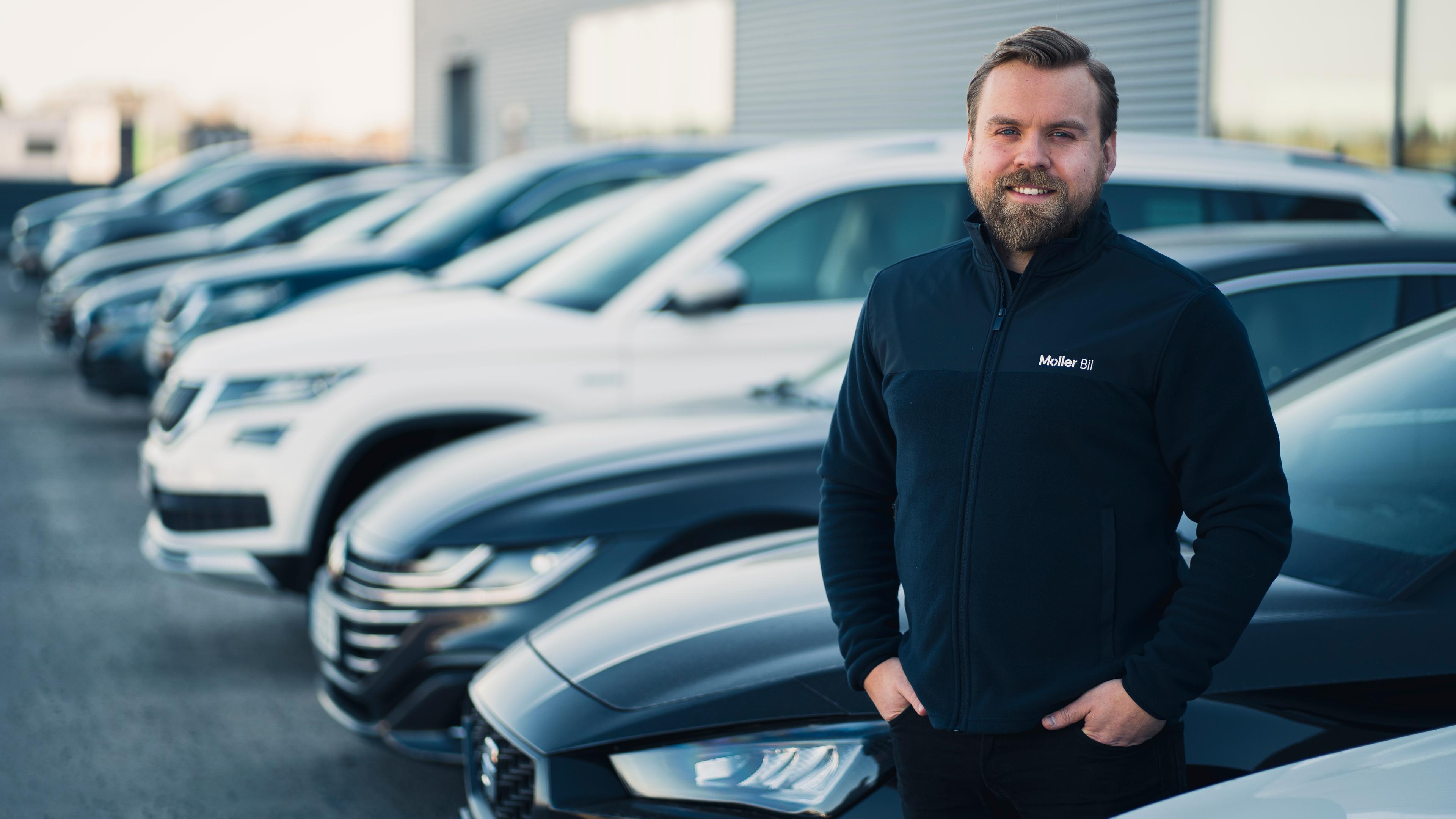 Møller Bil ansatt foran en rekke bruktbiler