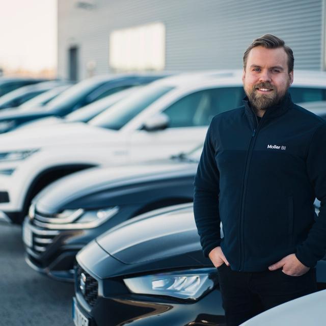 Møller Bil ansatt foran en rekke bruktbiler