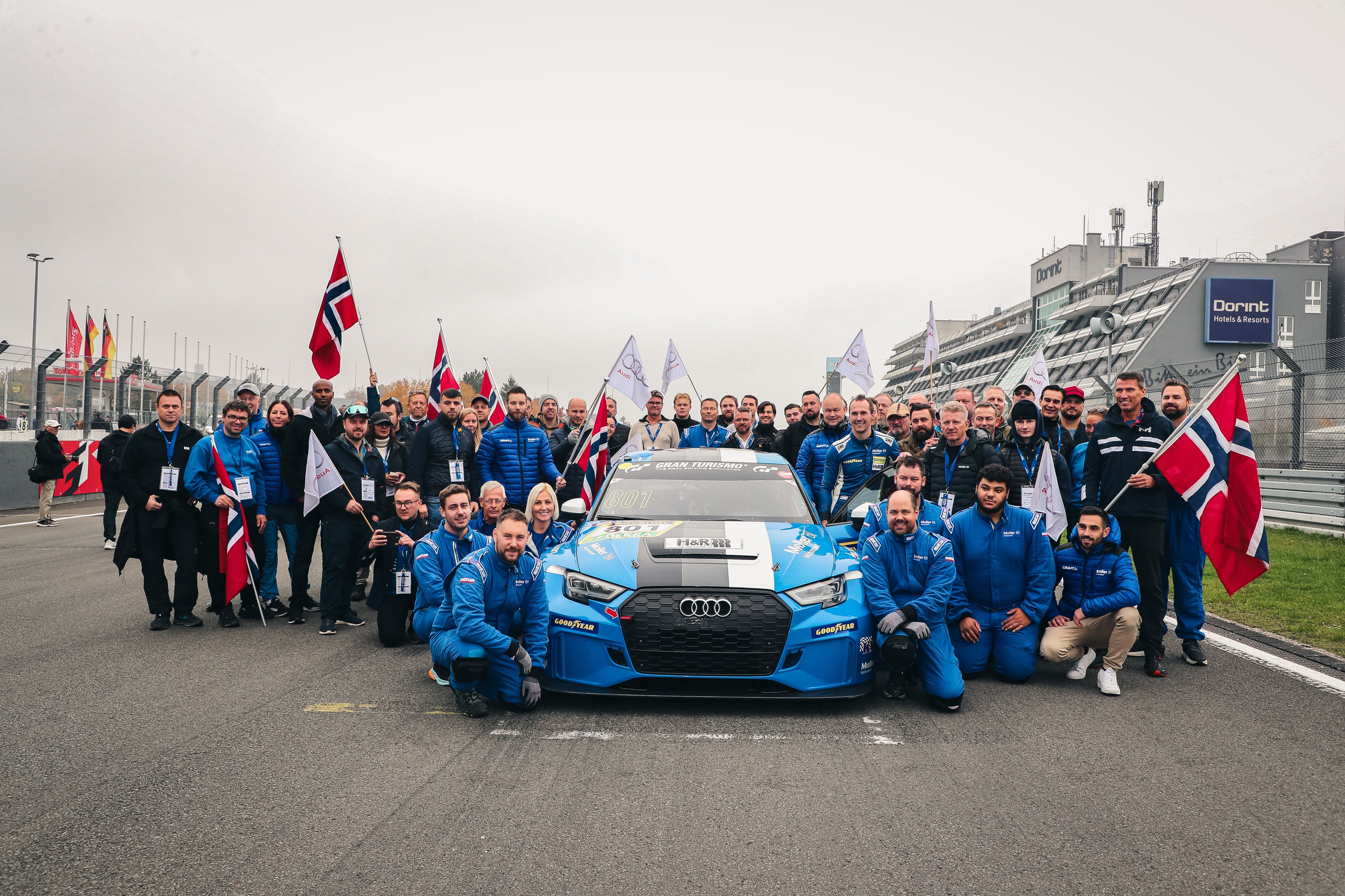 De rundt 50 gjestene og resten av teamet til Møller Bil er fornøyd med at bilen ble klar til løpet.